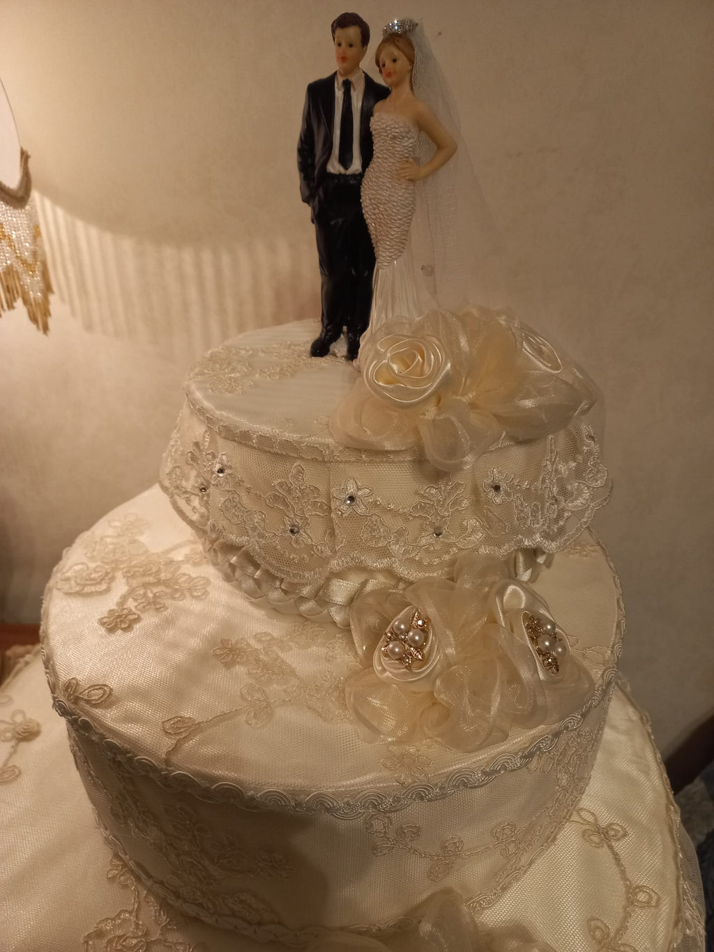 Torta Scenografica in Pizzo con Rose Avorio - Centrotavola Matrimonio Elegante