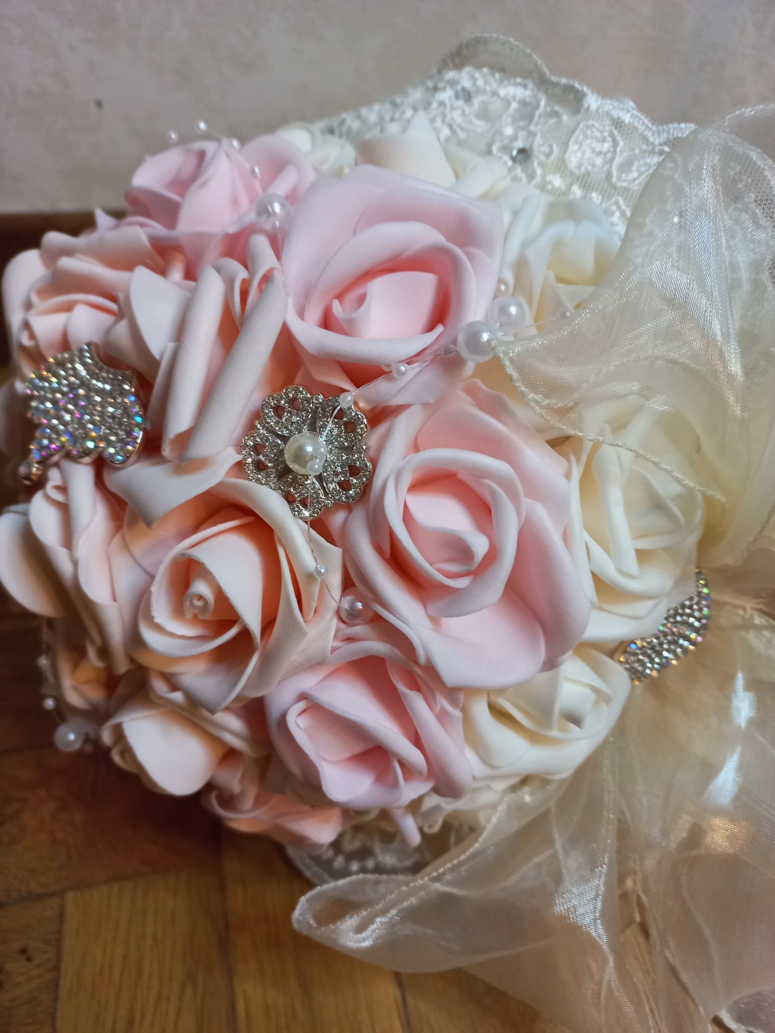 Bouquet Sposa Elegante con rose in Lattice e Perle-Fatto a Mano