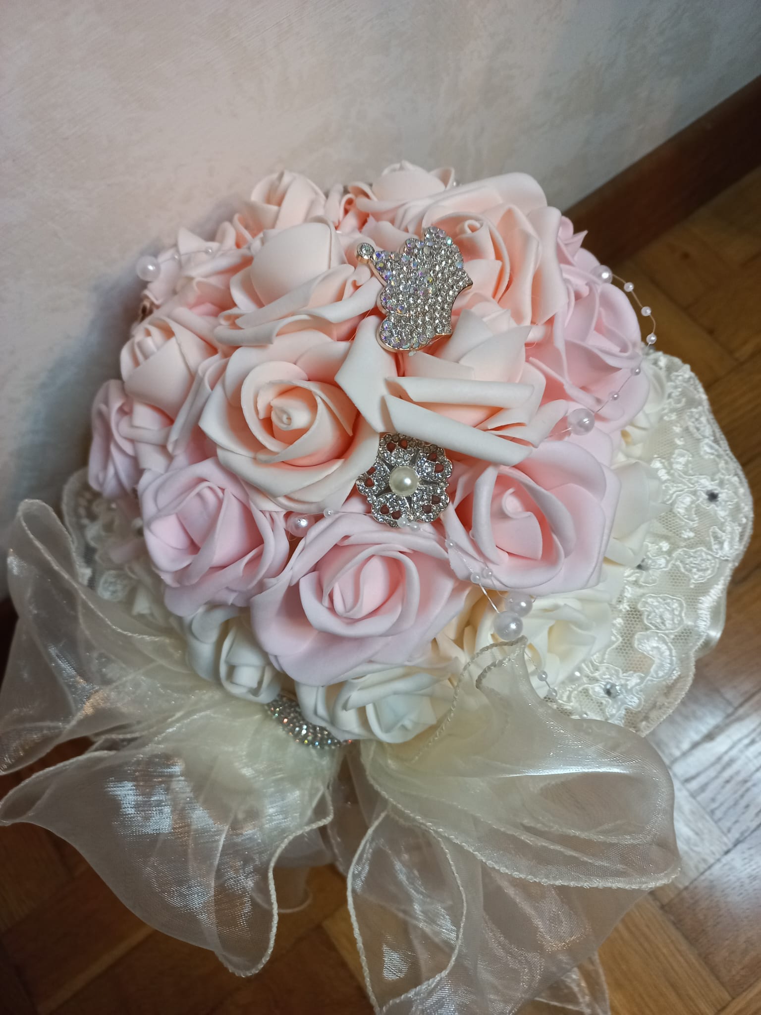 Bouquet Sposa Elegante con rose in Lattice e Perle-Fatto a Mano