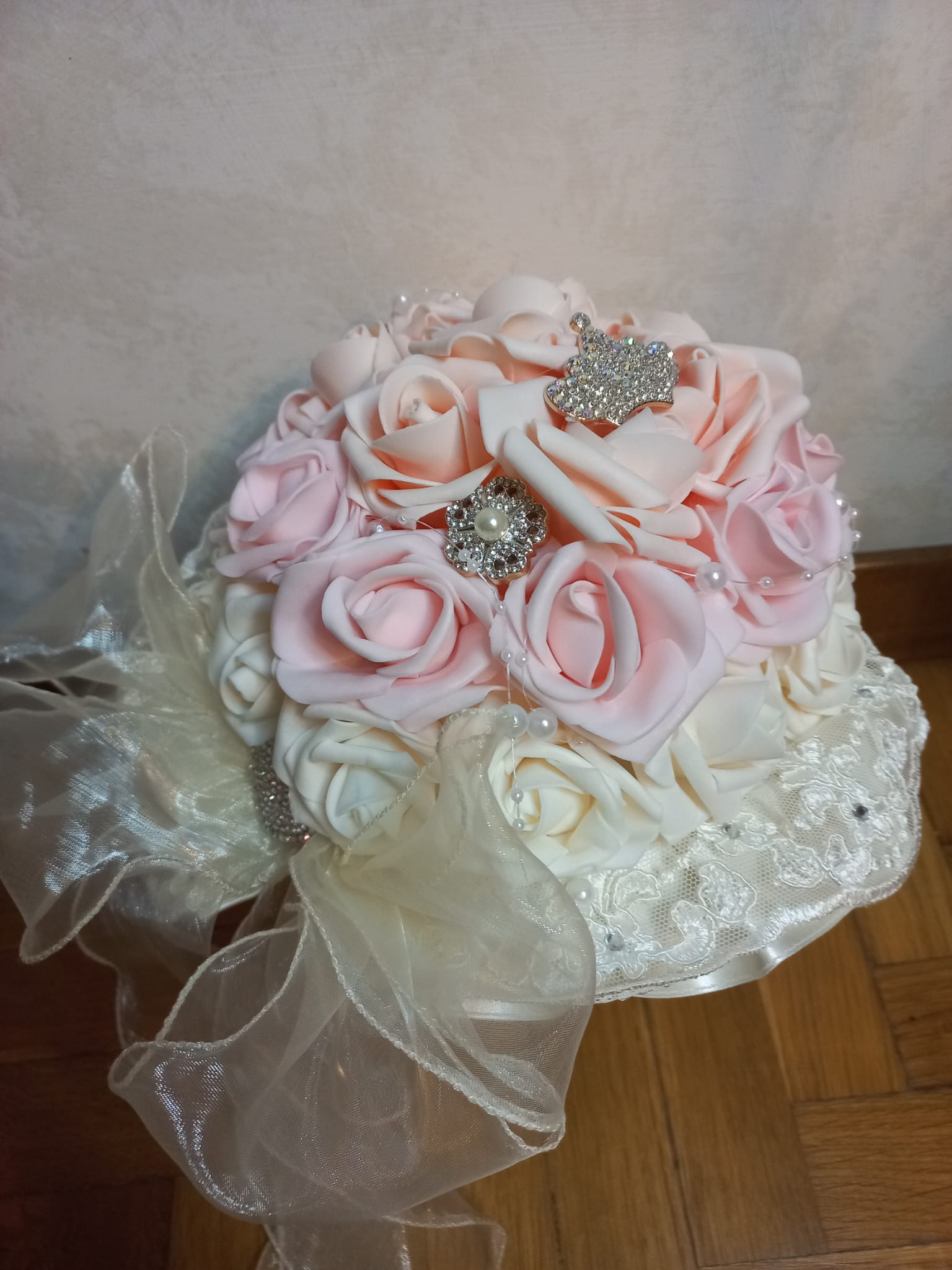 Bouquet Sposa Elegante con rose in Lattice e Perle-Fatto a Mano