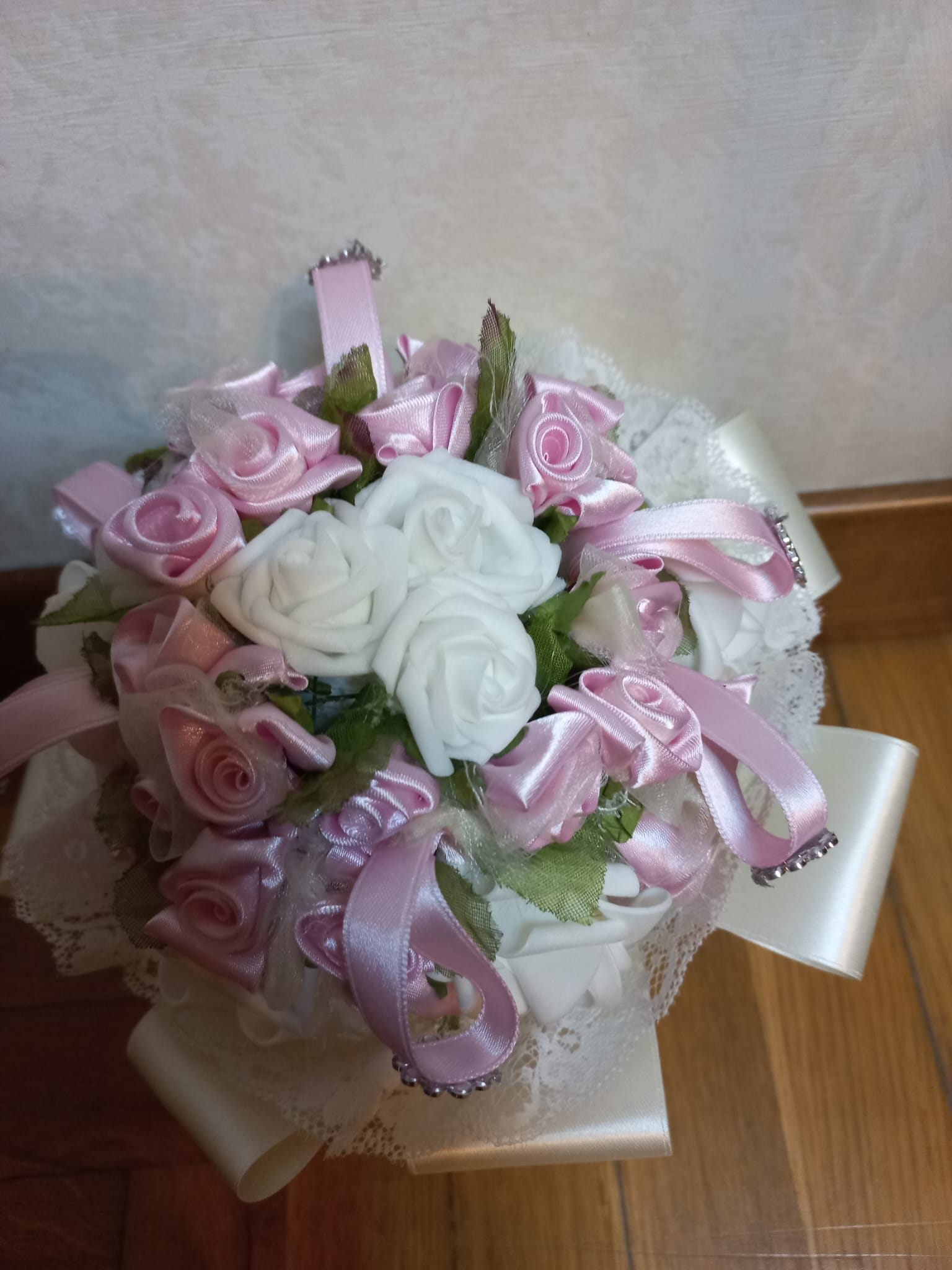 BOUQUET DA DAMIGELLA ELEGANTE CON FIORI IN LATTICE E RASO