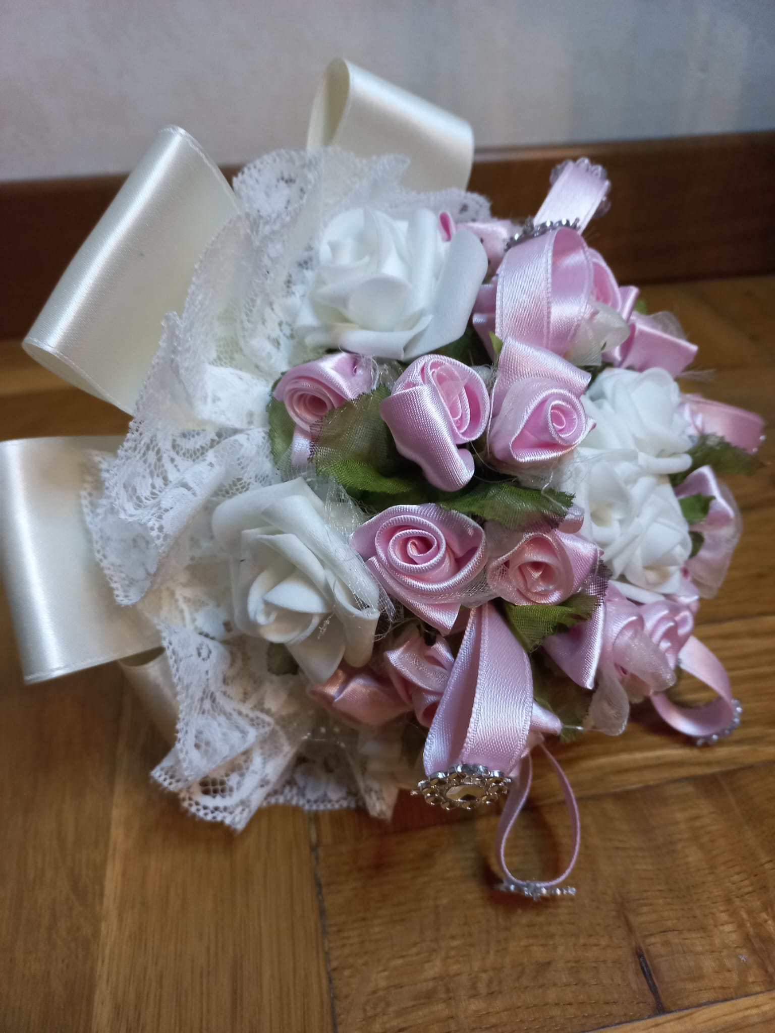 BOUQUET DA DAMIGELLA ELEGANTE CON FIORI IN LATTICE E RASO