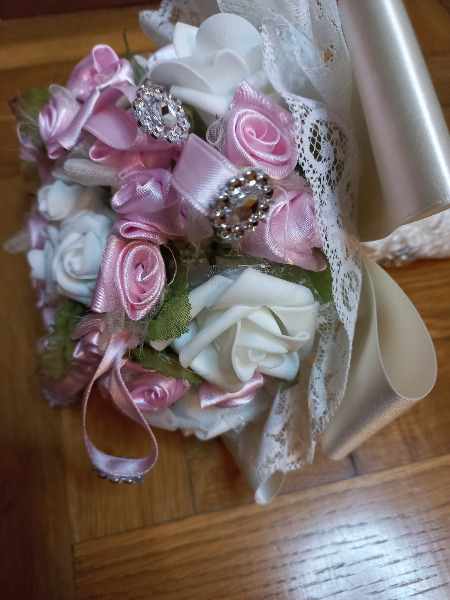 BOUQUET DA DAMIGELLA ELEGANTE CON FIORI IN LATTICE E RASO