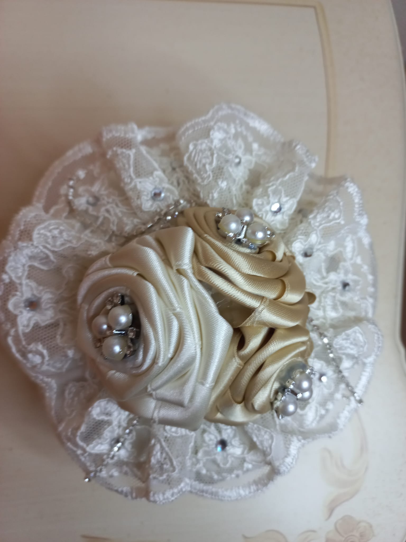 Bon Bon in Velluto con Rose Fatte a Mano - Bomboniera Artigianale