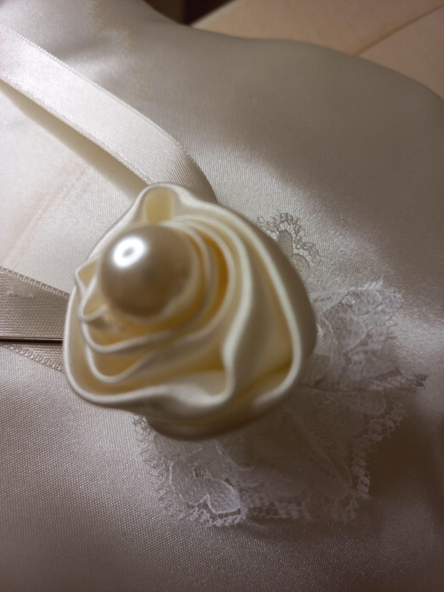 Bocciolo di Rosa per Capelli con Perla e Pizzo - Accessorio Sposa Fatto a Mano