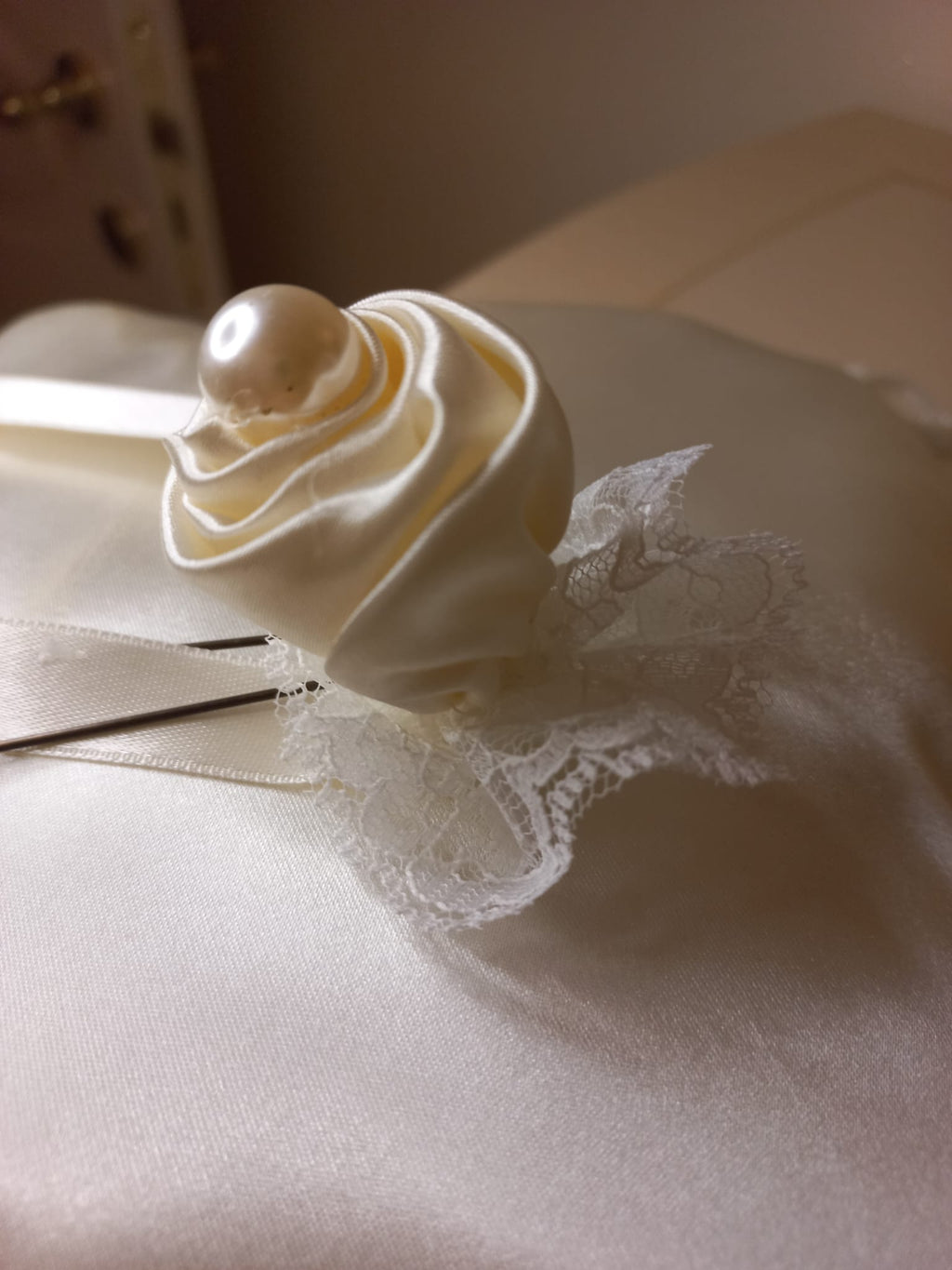 Bocciolo di Rosa per Capelli con Perla e Pizzo - Accessorio Sposa Fatto a Mano
