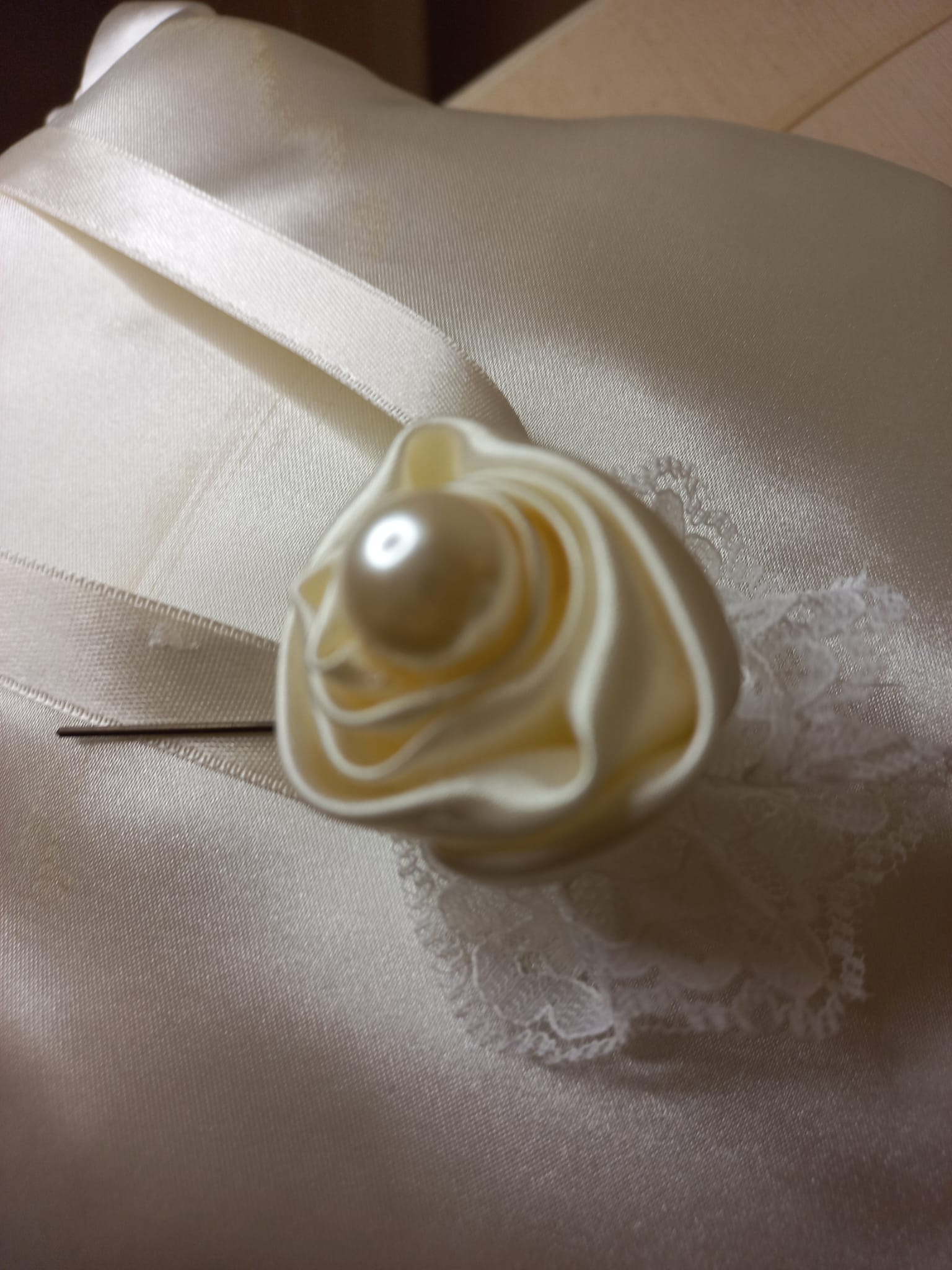 Bocciolo di Rosa per Capelli con Perla e Pizzo - Accessorio Sposa Fatto a Mano