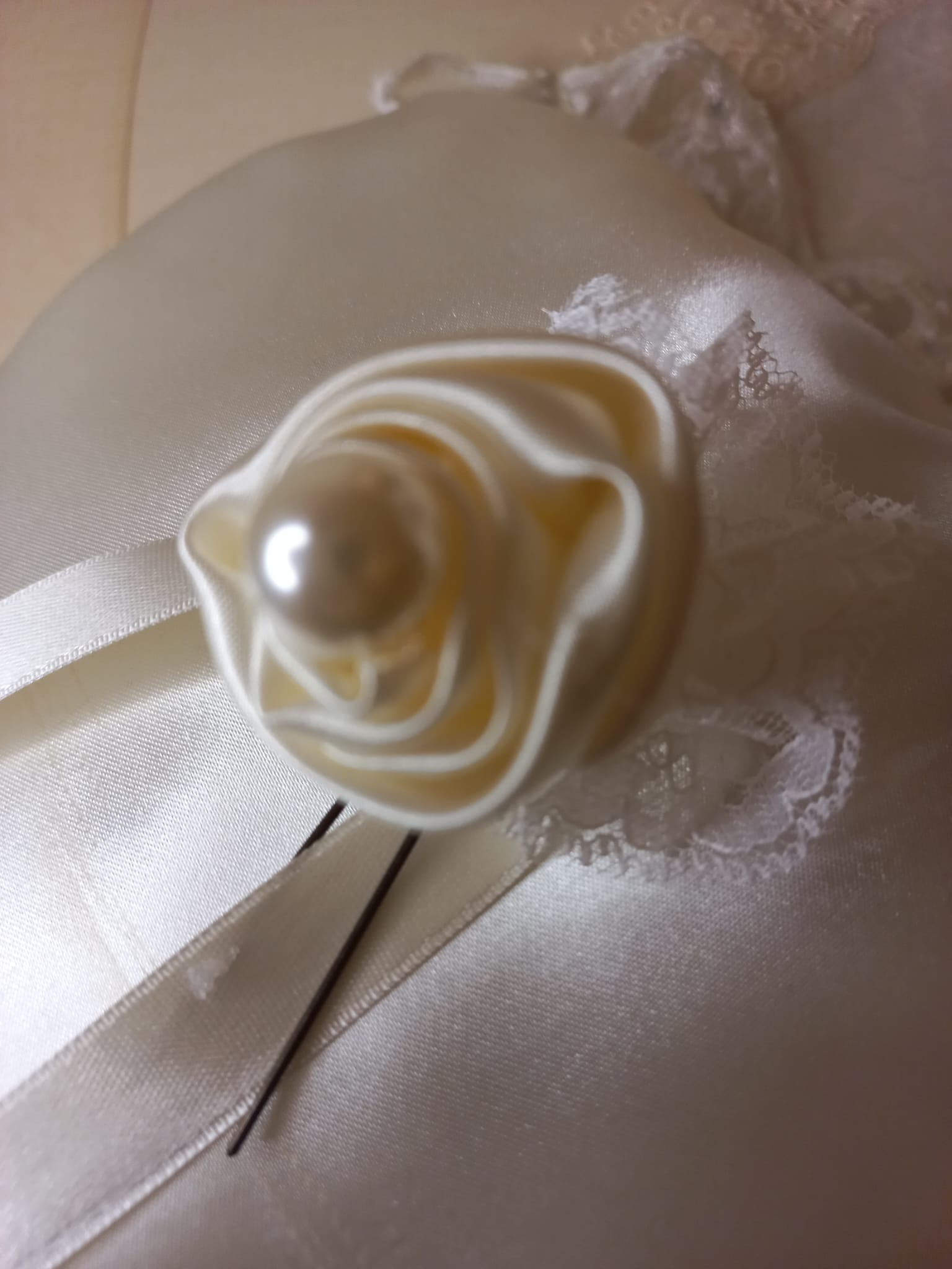 Bocciolo di Rosa per Capelli con Perla e Pizzo - Accessorio Sposa Fatto a Mano