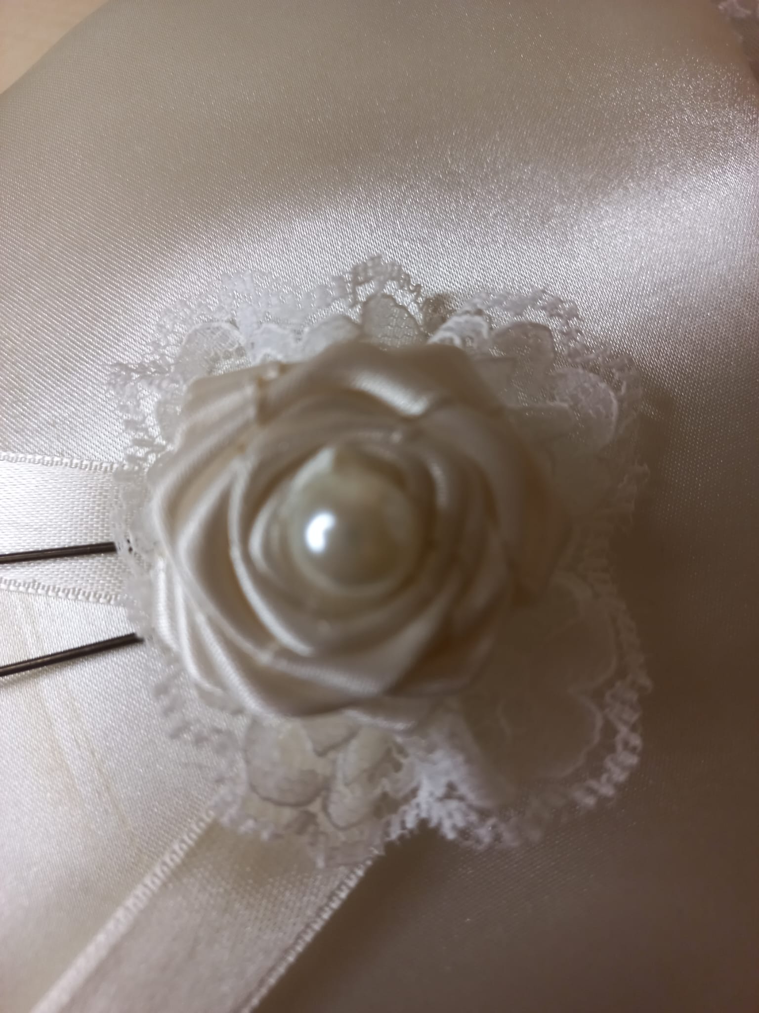 Rosa Avorio Fatta a Mano per Capelli - Accessorio Sposa con Pizzo e Perla