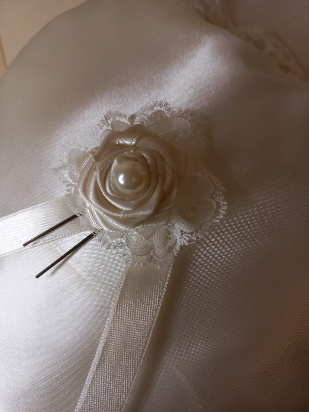 Rosa Avorio Fatta a Mano per Capelli - Accessorio Sposa con Pizzo e Perla