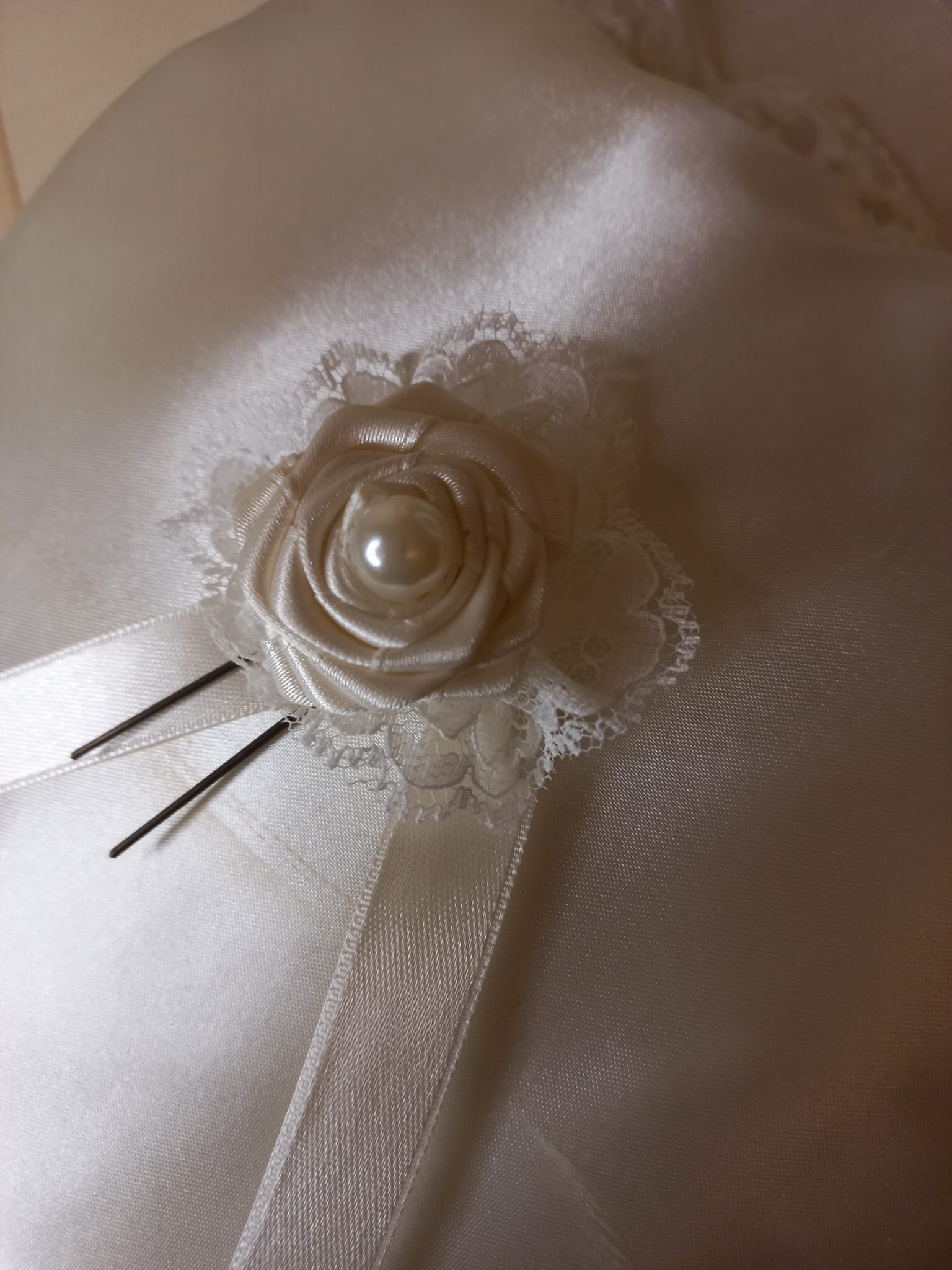 Rosa Avorio Fatta a Mano per Capelli - Accessorio Sposa con Pizzo e Perla