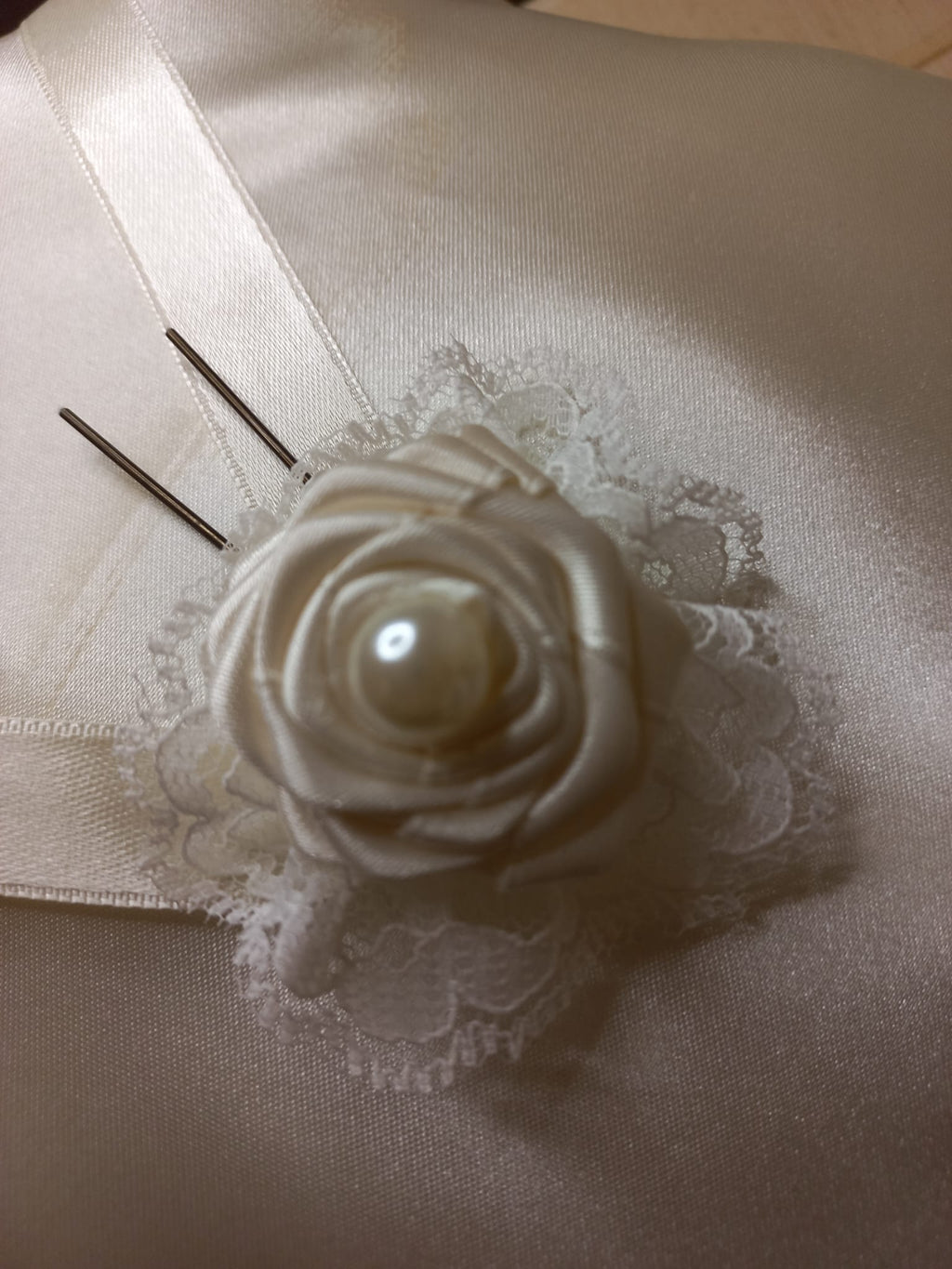 Rosa Avorio Fatta a Mano per Capelli - Accessorio Sposa con Pizzo e Perla