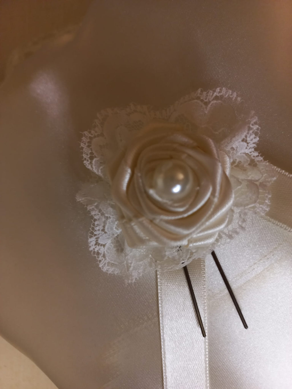 Rosa Avorio Fatta a Mano per Capelli - Accessorio Sposa con Pizzo e Perla