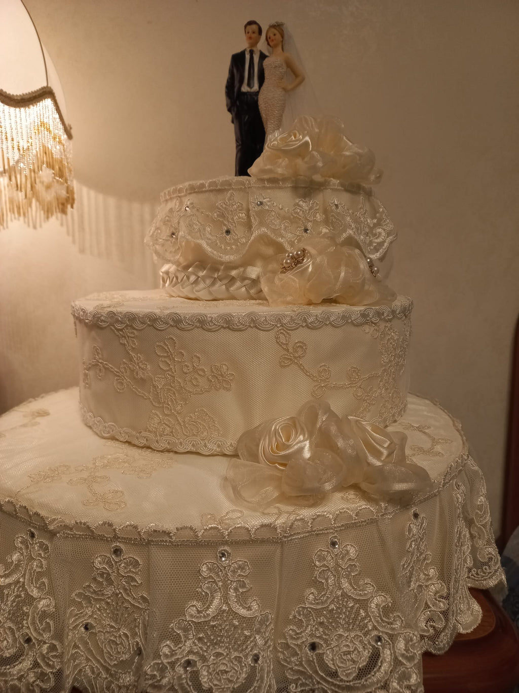 Torta Scenografica in Pizzo con Rose Avorio - Centrotavola Matrimonio Elegante