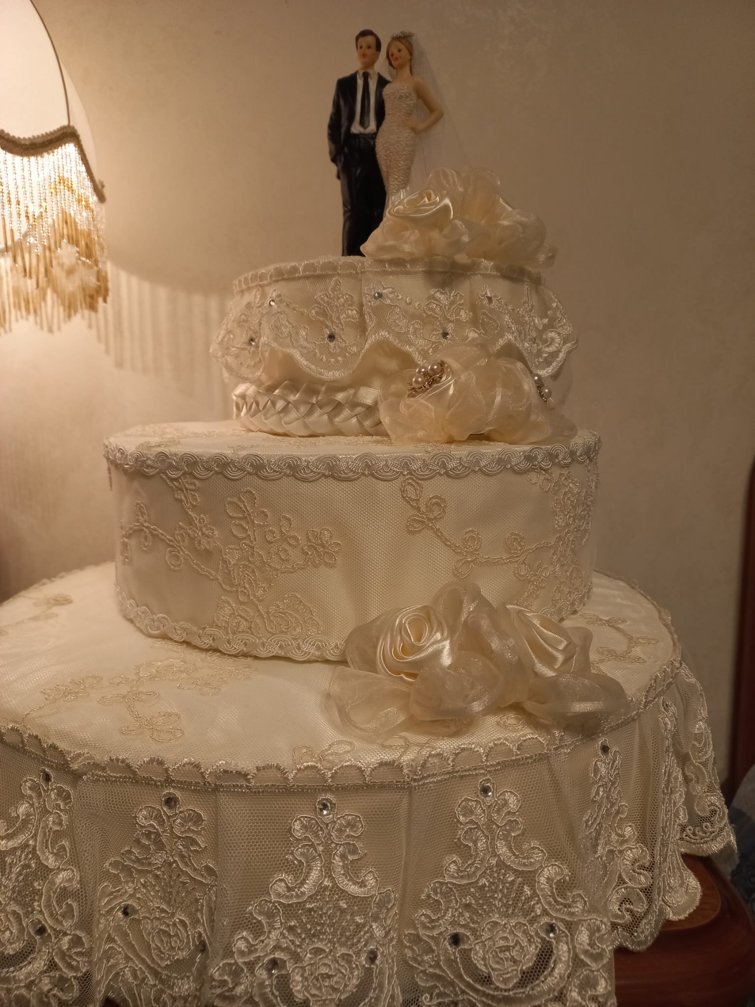 Torta Scenografica in Pizzo con Rose Avorio - Centrotavola Matrimonio Elegante