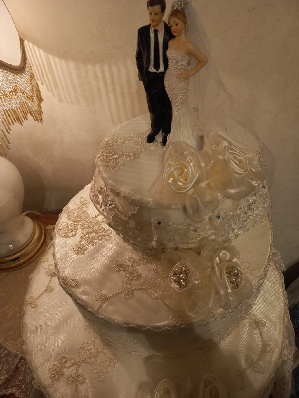 Torta Scenografica in Pizzo con Rose Avorio - Centrotavola Matrimonio Elegante