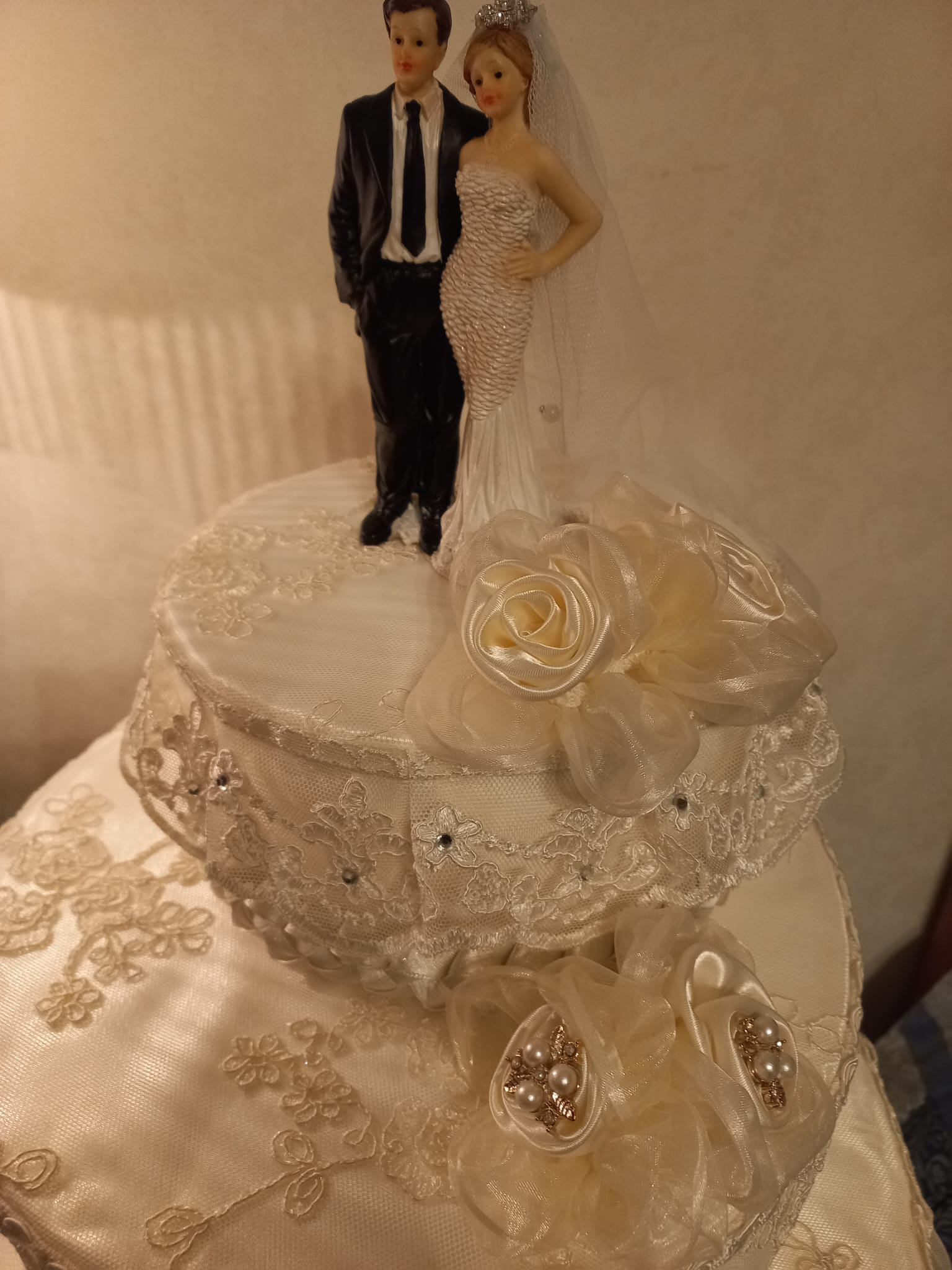 Torta Scenografica in Pizzo con Rose Avorio - Centrotavola Matrimonio Elegante