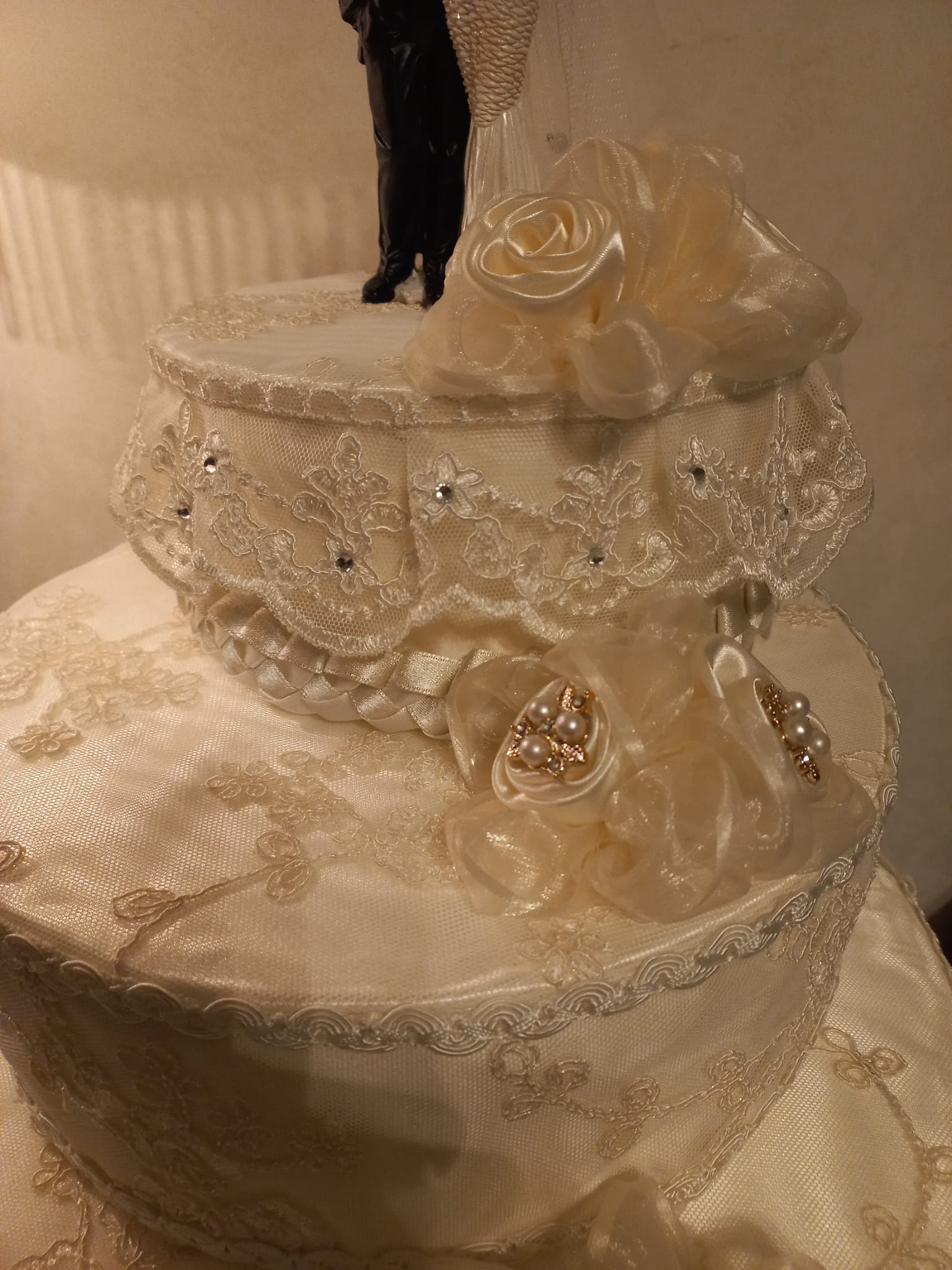 Torta Scenografica in Pizzo con Rose Avorio - Centrotavola Matrimonio Elegante