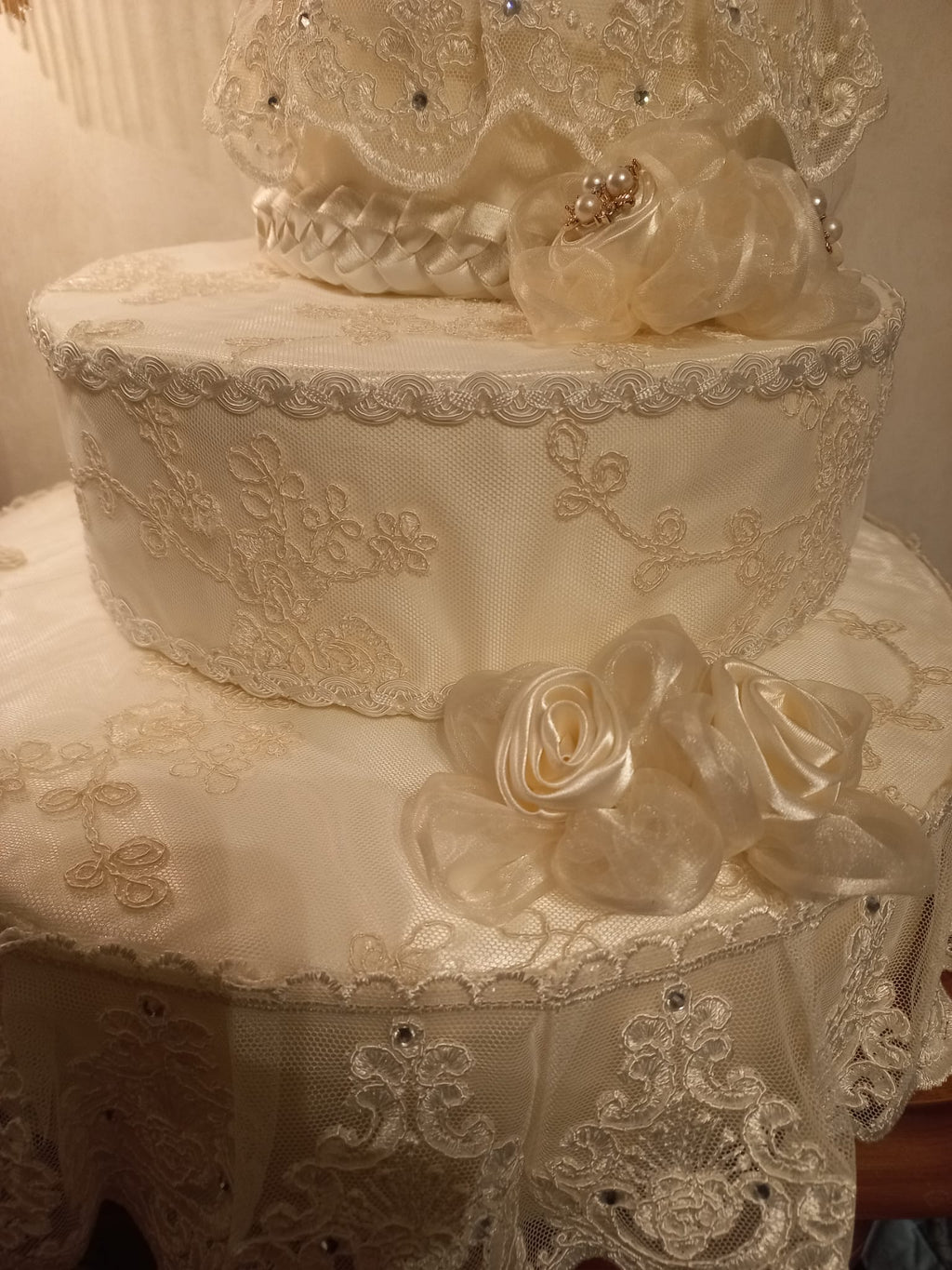 Torta Scenografica in Pizzo con Rose Avorio - Centrotavola Matrimonio Elegante