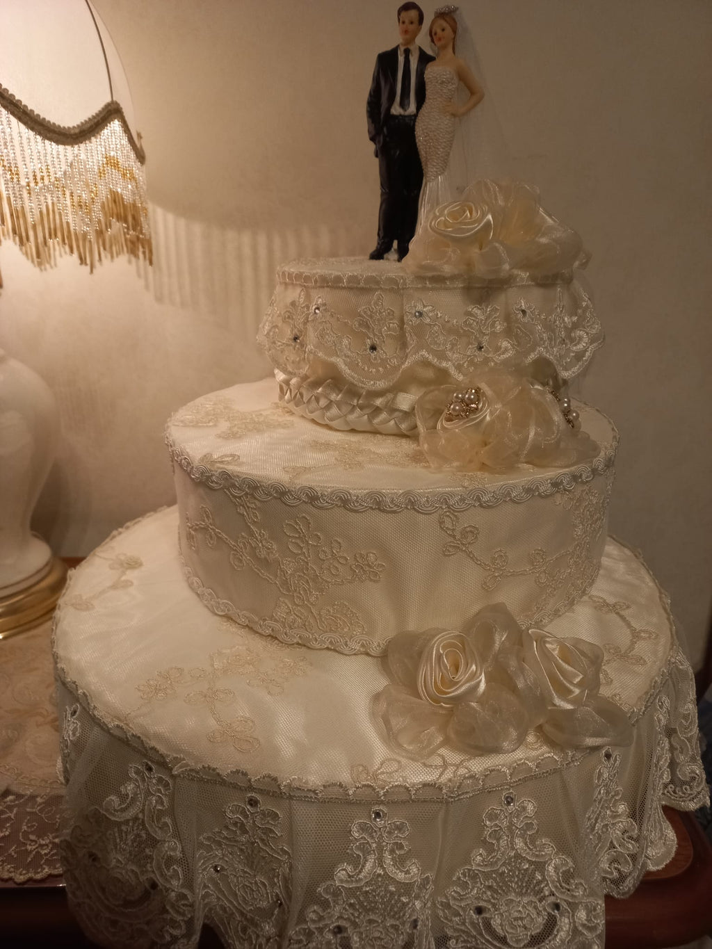 Torta Scenografica in Pizzo con Rose Avorio - Centrotavola Matrimonio Elegante
