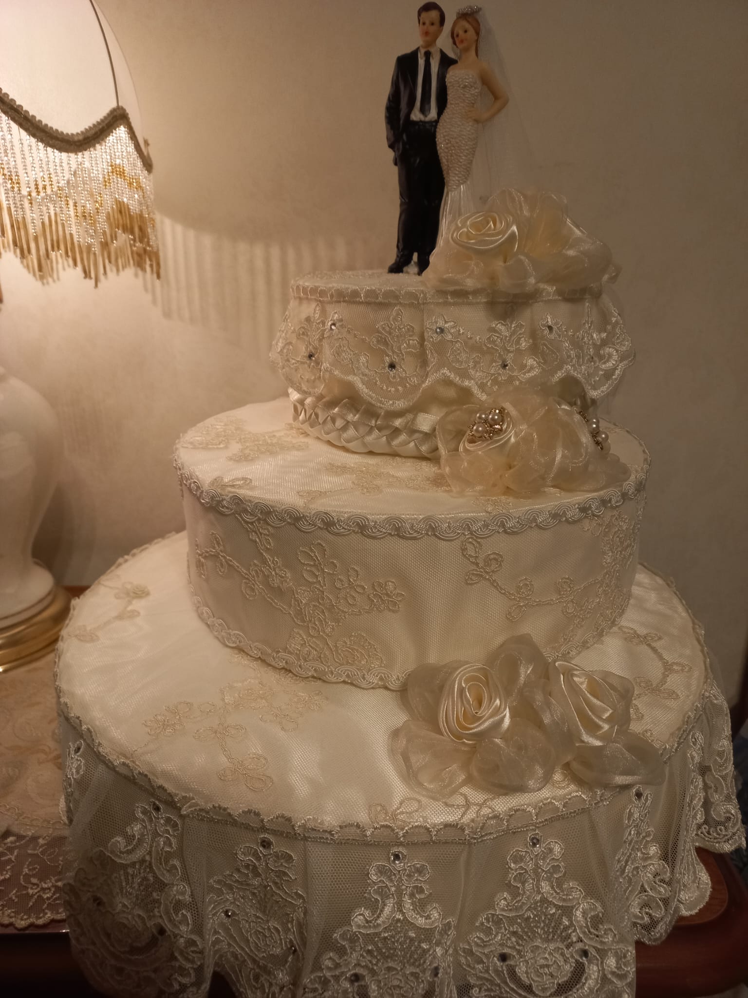 Torta Scenografica in Pizzo con Rose Avorio - Centrotavola Matrimonio Elegante