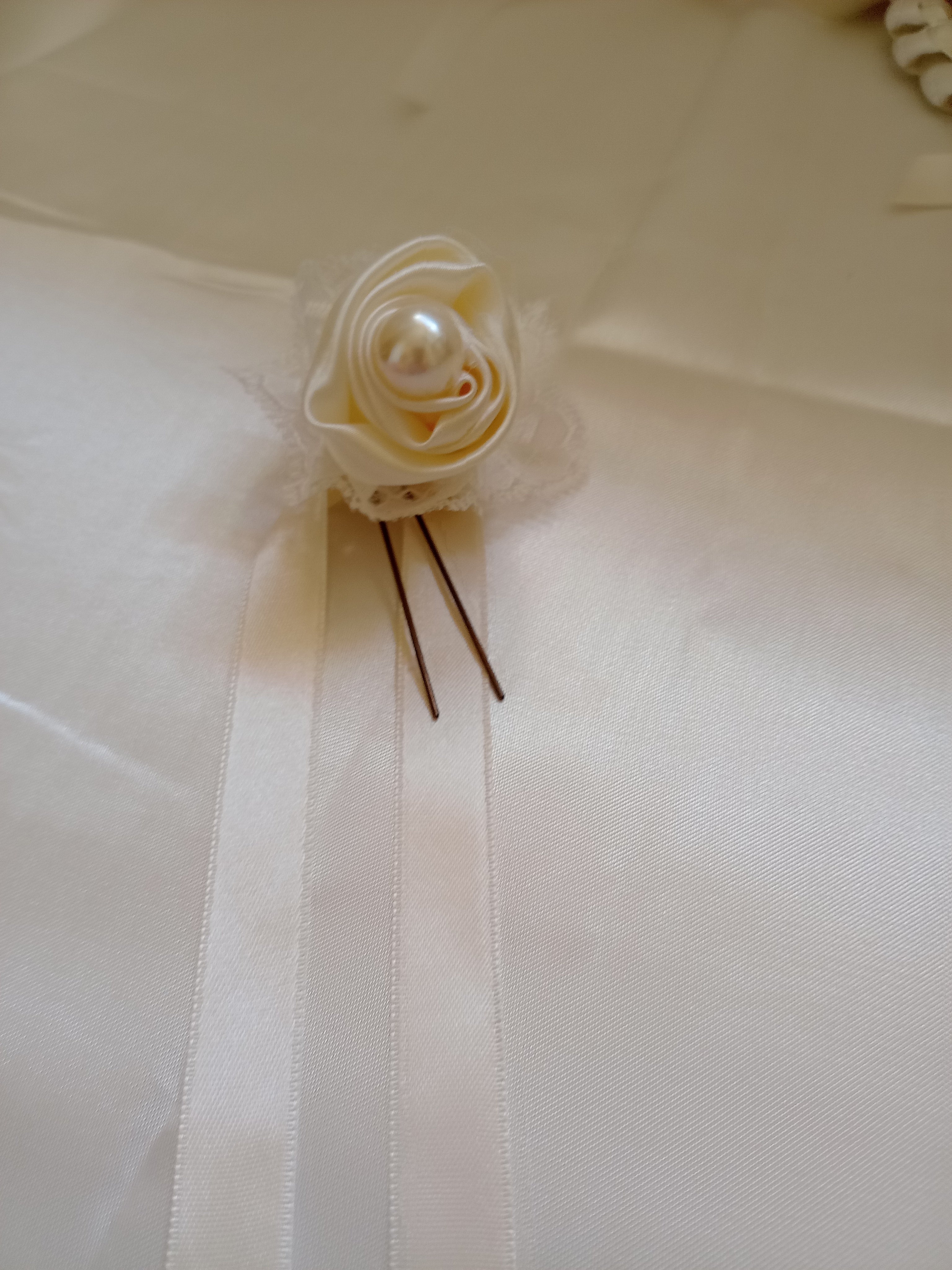 Bocciolo di Rosa per Capelli con Perla e Pizzo – Accessorio Sposa Fatto a Mano