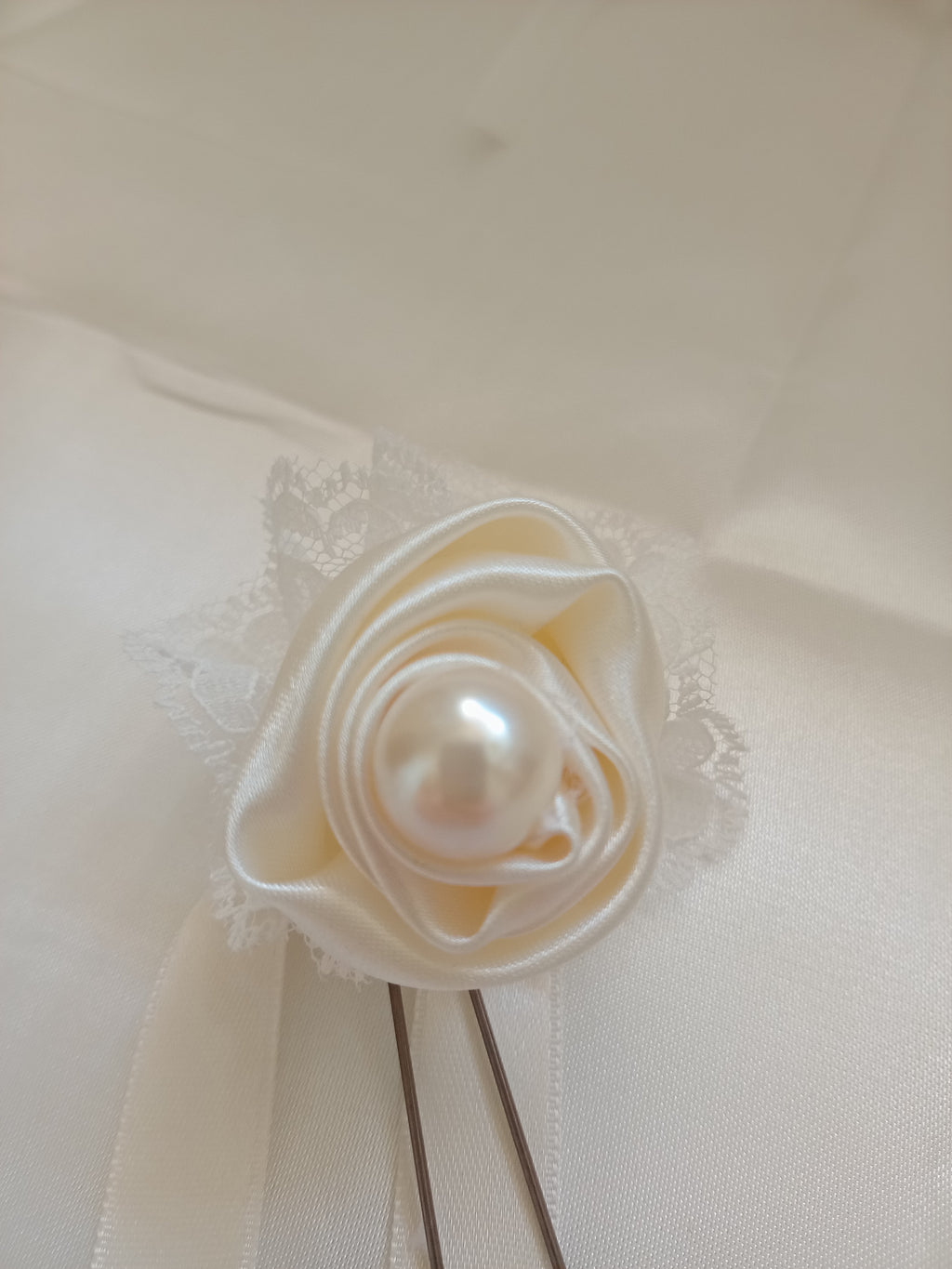Bocciolo di Rosa per Capelli con Perla e Pizzo – Accessorio Sposa Fatto a Mano