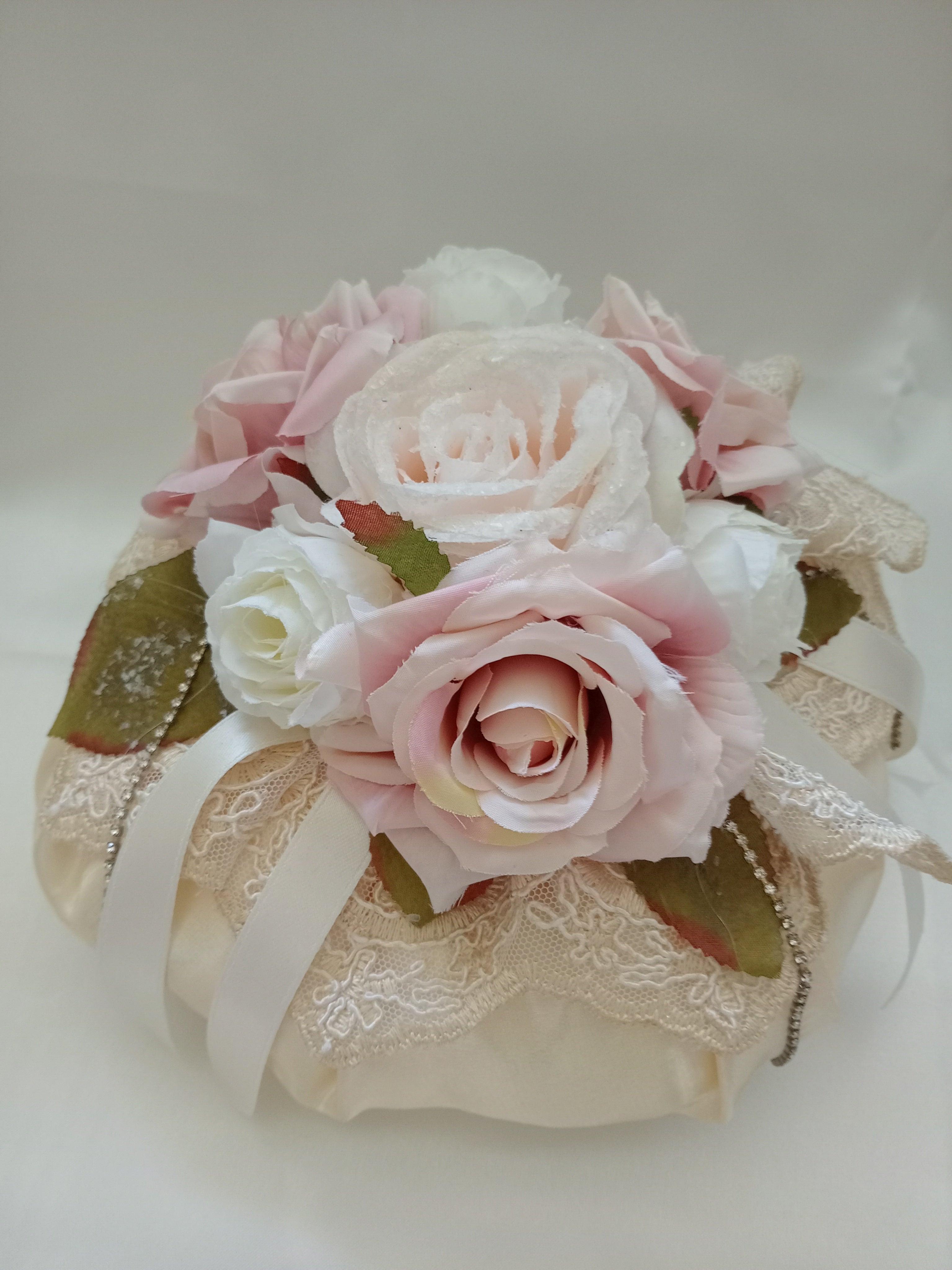 Bon Bon Profumato con Fiori, Pizzo e Strass – Fatto a Mano