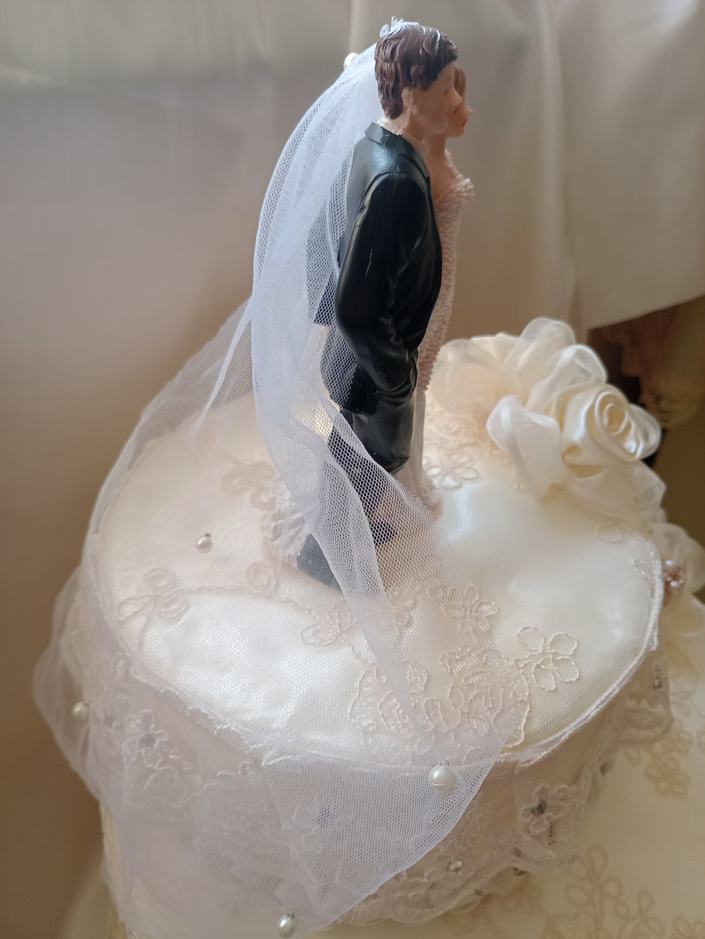 Torta Scenografica in Pizzo con Rose Avorio – Centrotavola Matrimonio Fatto a Mano