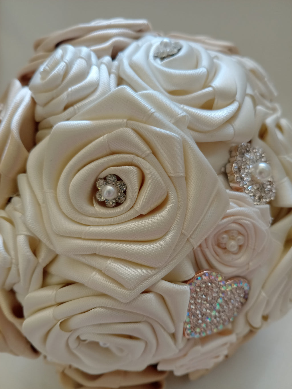 Bouquet Sposa Bicolore Avorio Chiaro e Scuro – Rose Fatte a Mano, Personalizzabile
