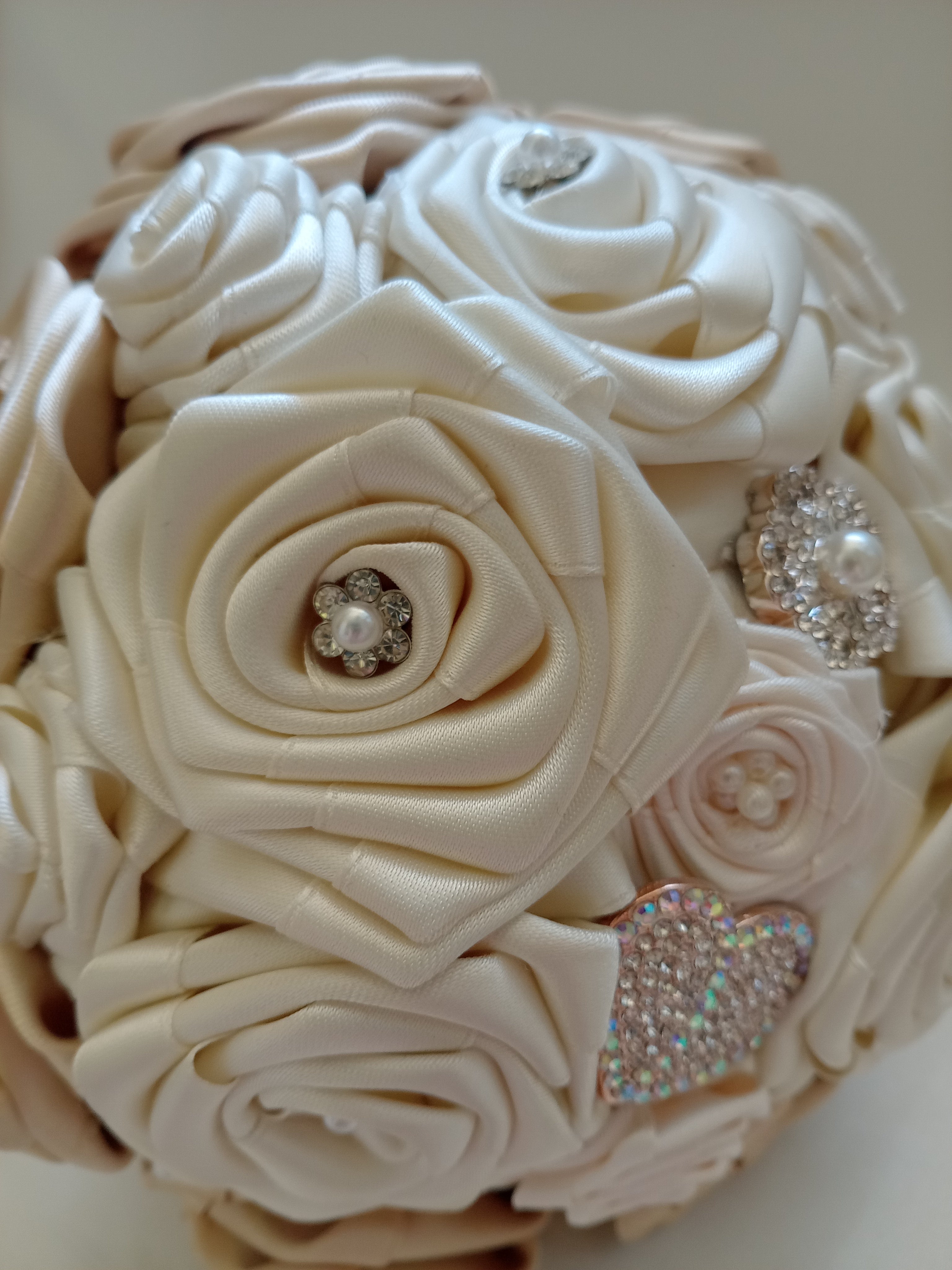 Bouquet Sposa Bicolore Avorio Chiaro e Scuro – Rose Fatte a Mano, Personalizzabile