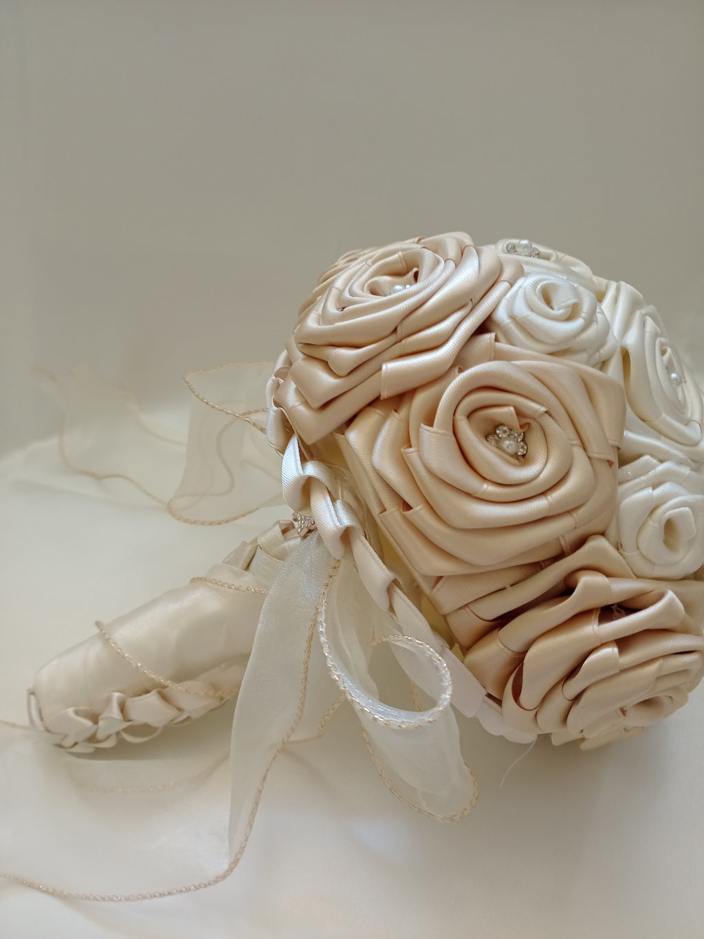 Bouquet Sposa Bicolore Avorio Chiaro e Scuro – Rose Fatte a Mano, Personalizzabile