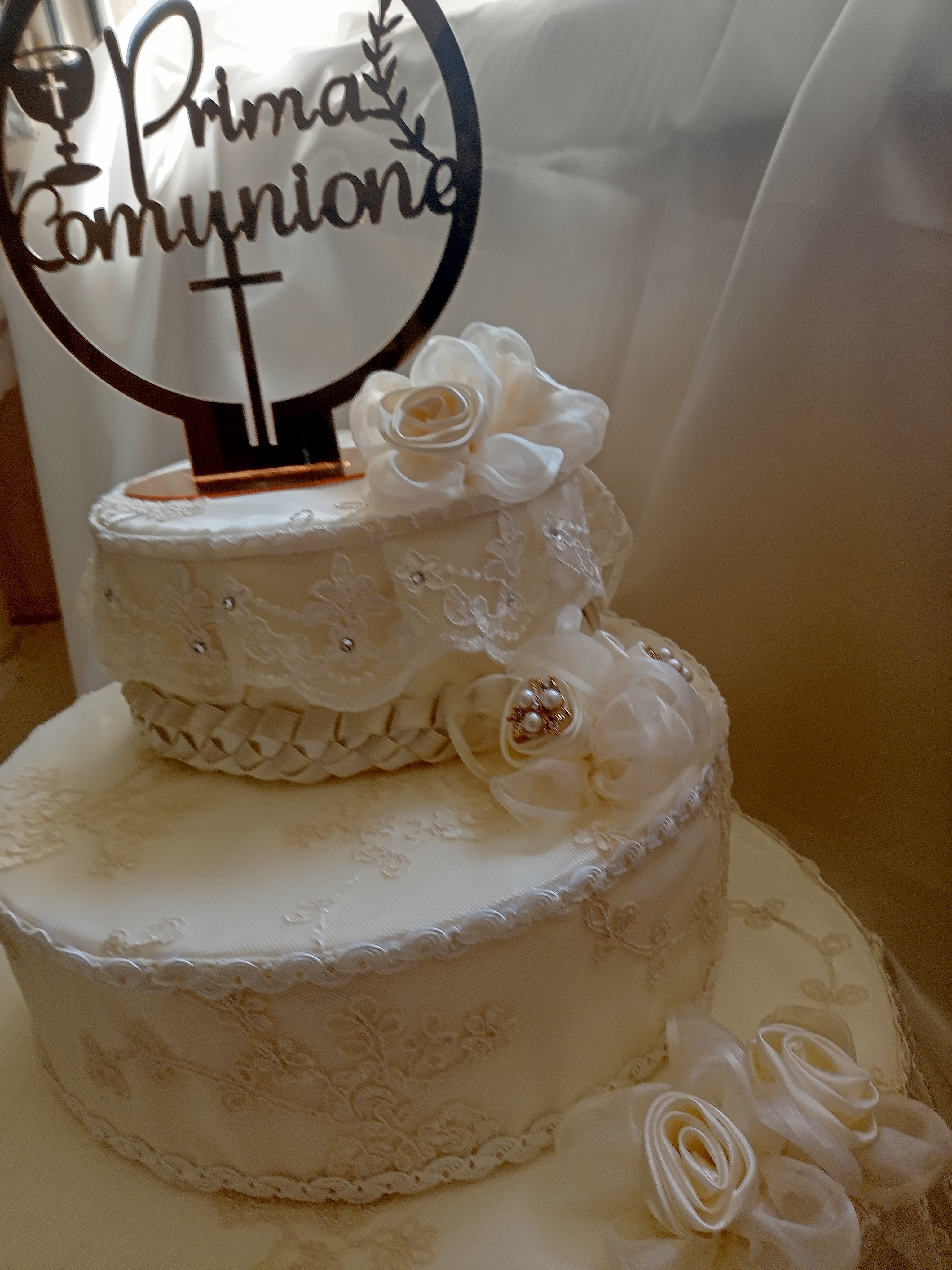 Torta Scenografica in Pizzo con Rose Avorio – Centrotavola Matrimonio Fatto a Mano