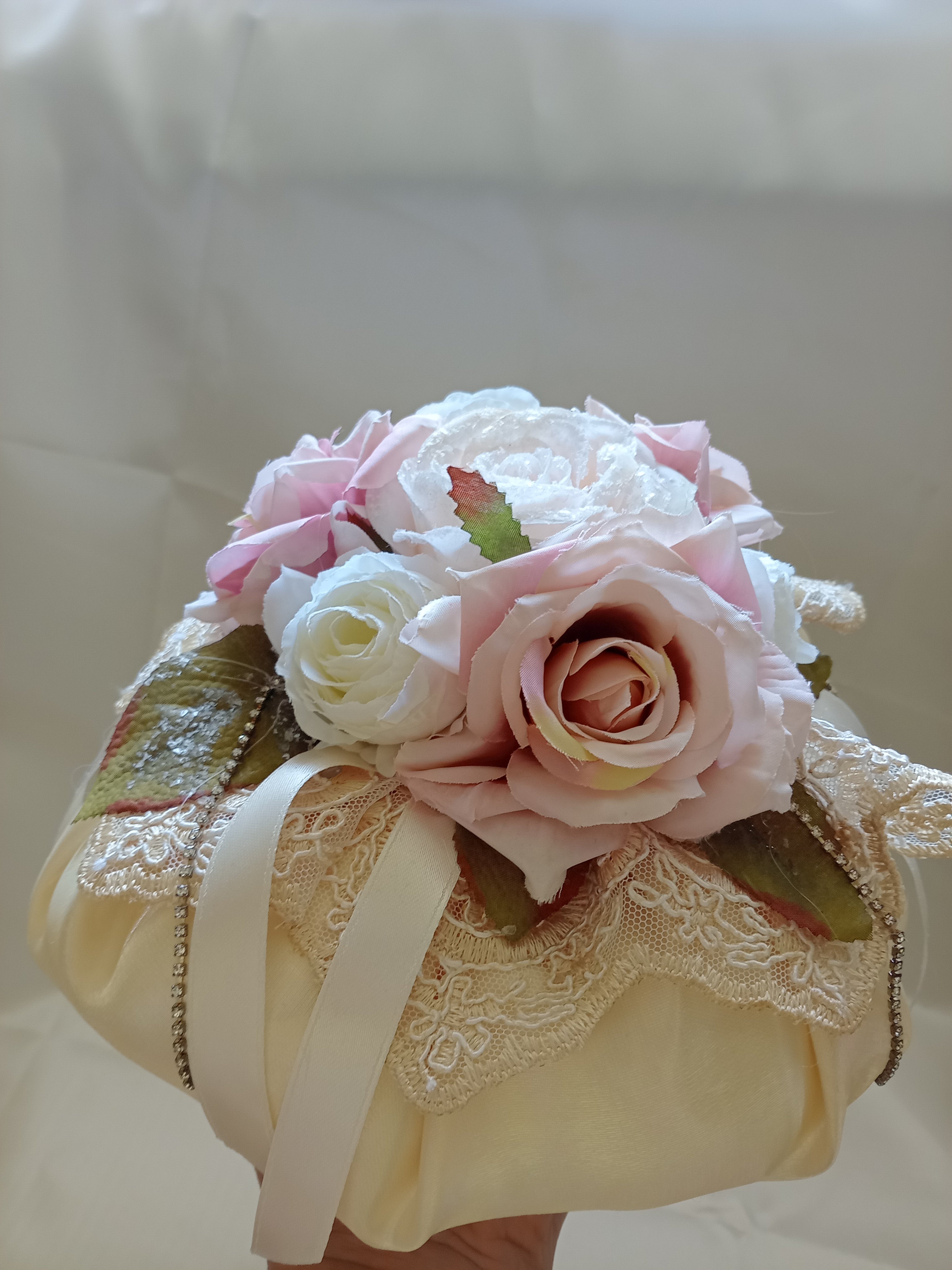 Bon Bon Profumato con Fiori, Pizzo e Strass – Fatto a Mano