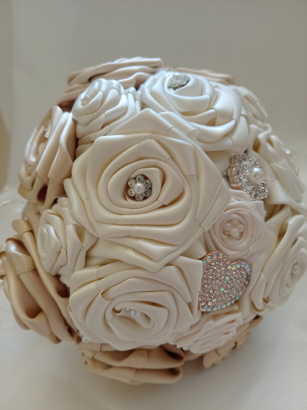 Bouquet Sposa Bicolore Avorio Chiaro e Scuro – Rose Fatte a Mano, Personalizzabile