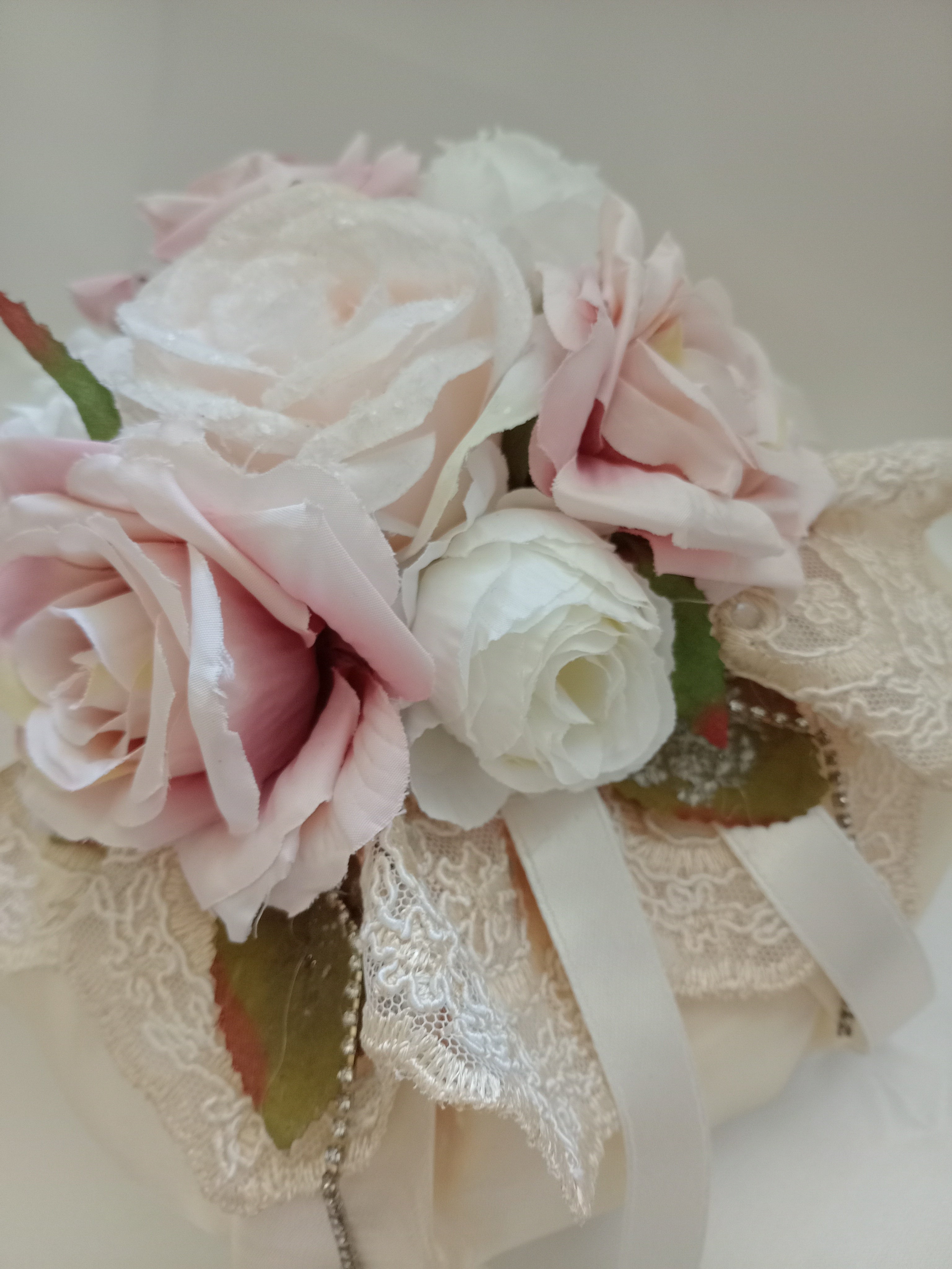 Bon Bon Profumato con Fiori, Pizzo e Strass – Fatto a Mano