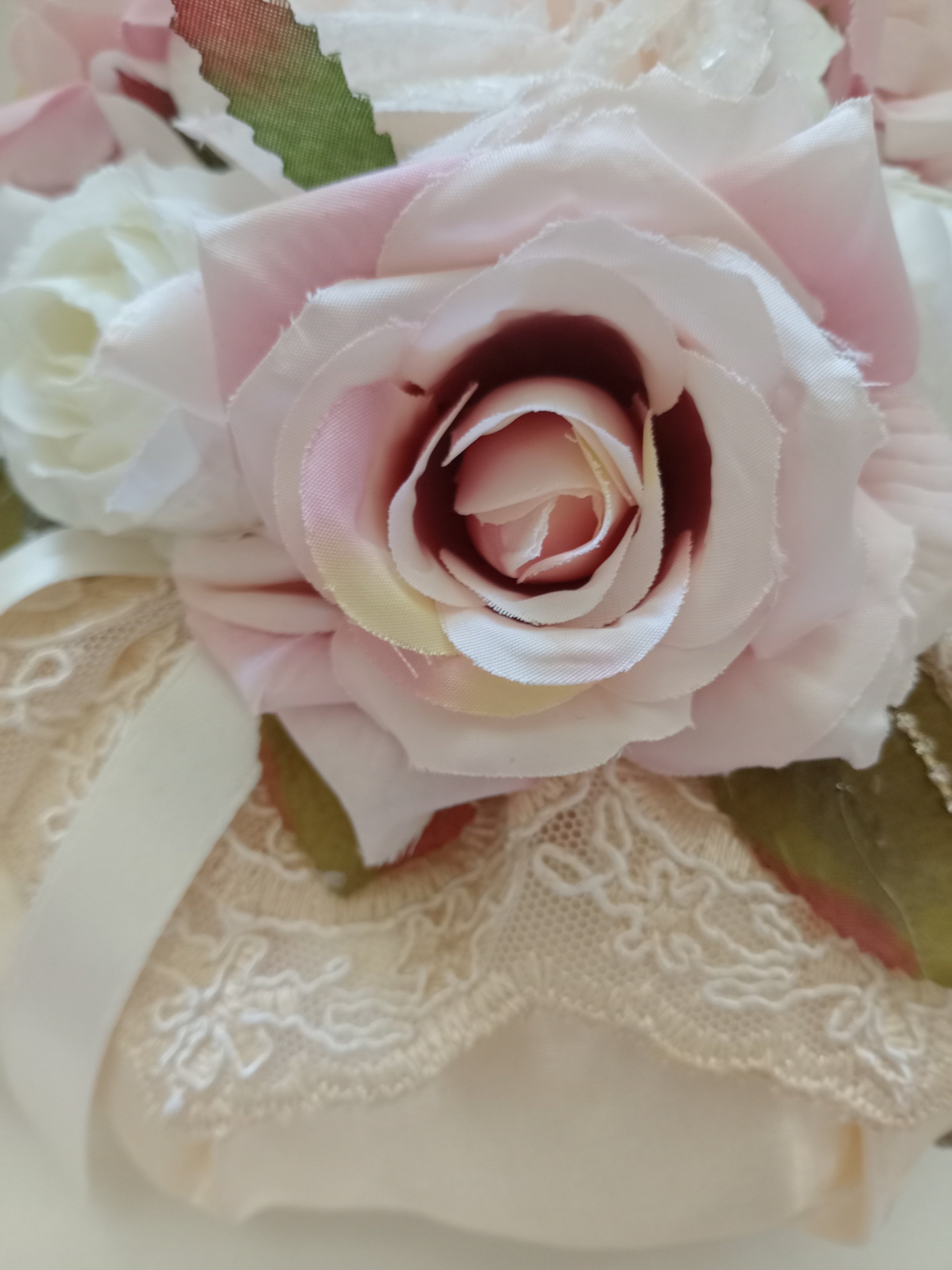 Bon Bon Profumato con Fiori, Pizzo e Strass – Fatto a Mano