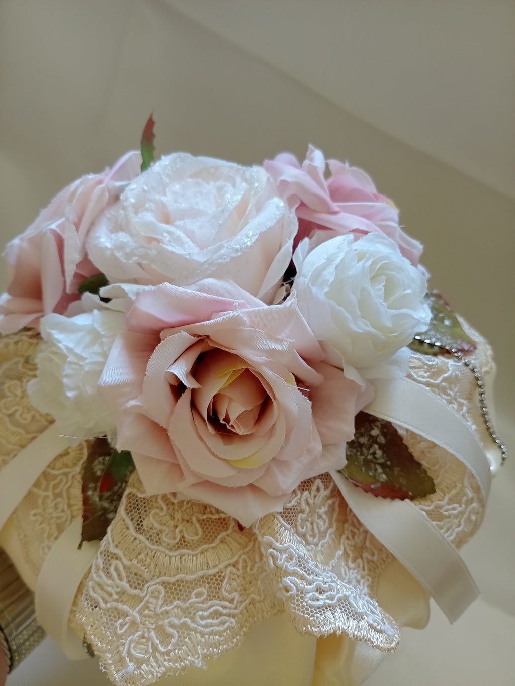 Bon Bon Profumato con Fiori, Pizzo e Strass – Fatto a Mano