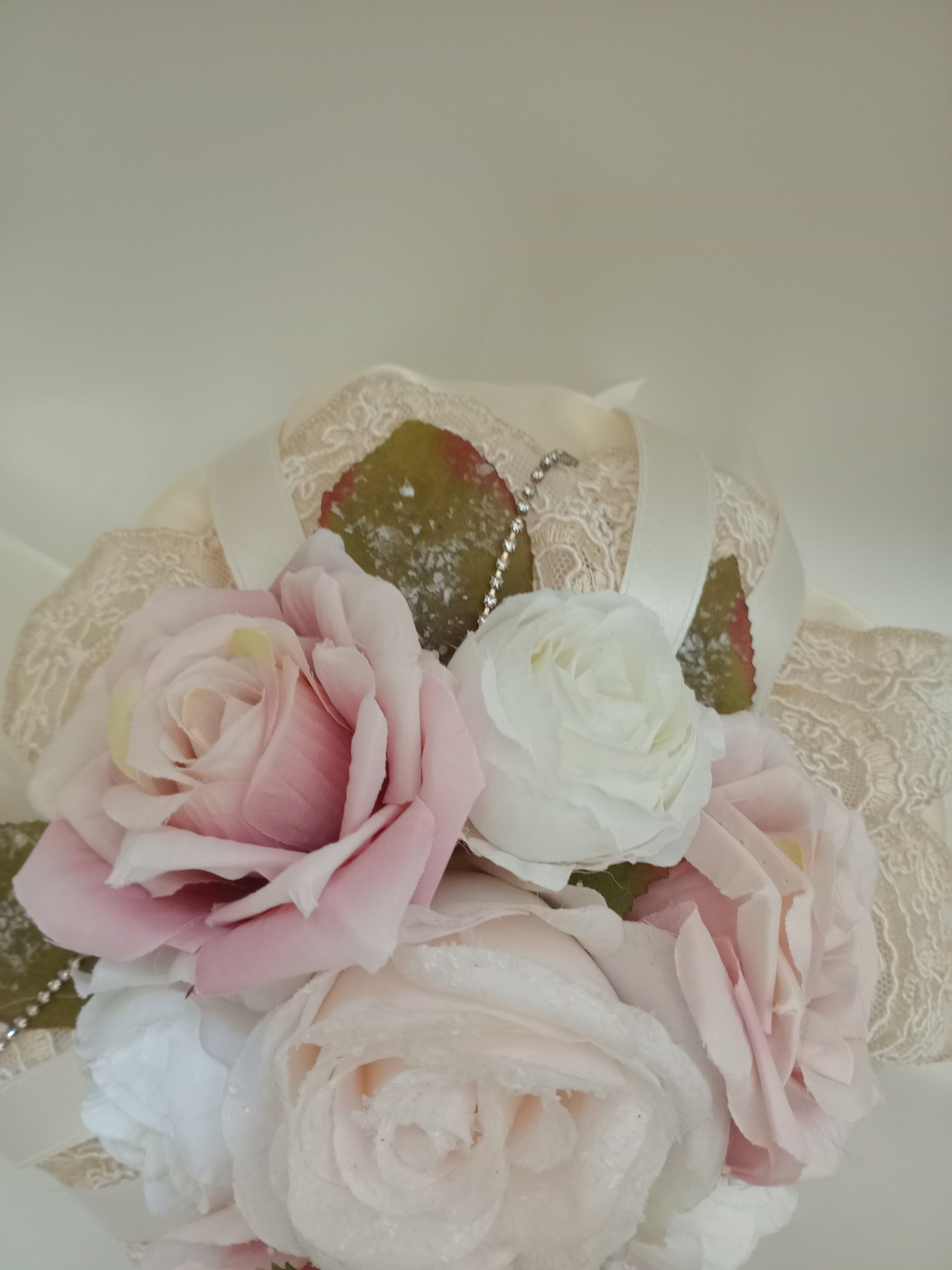Bon Bon Profumato con Fiori, Pizzo e Strass – Fatto a Mano