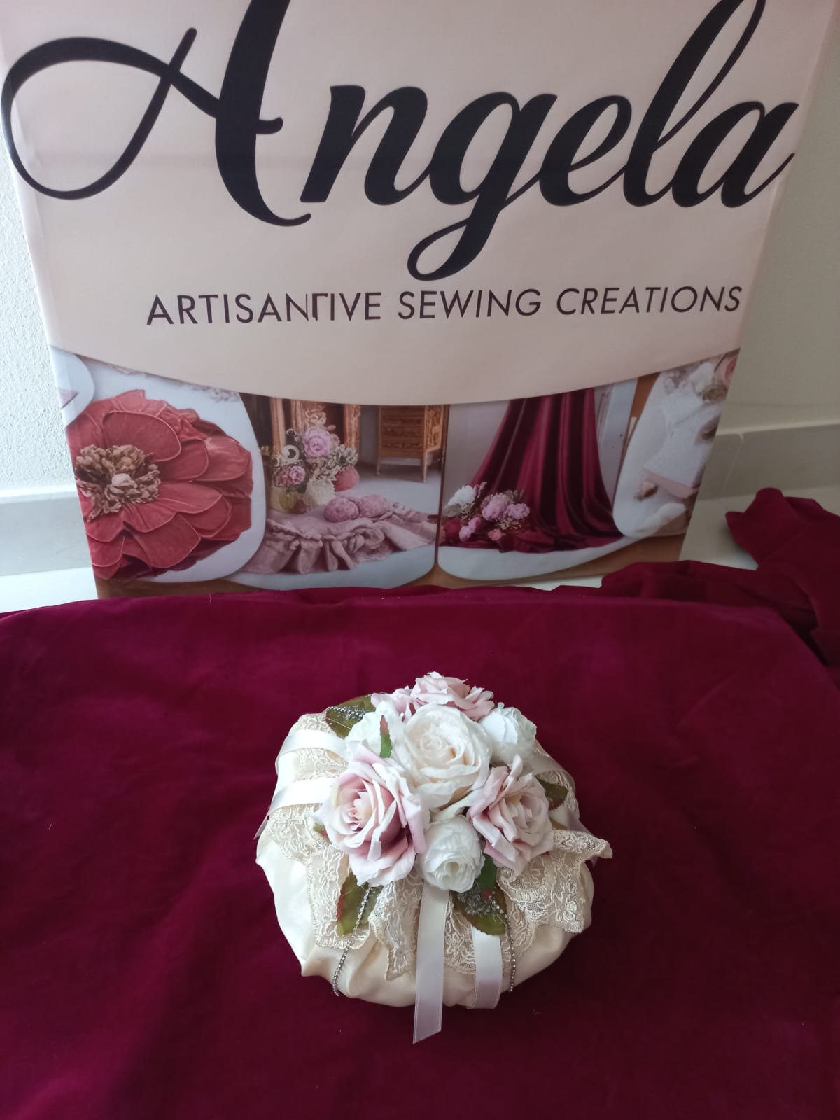 BON BON PROFUMATO REALIZZATO CON FIORI ARTICIALI ARRICCHITO CON PIZZO CON STRASS E CON QUATTRO FILE DI STRASS CHE SCENDONO