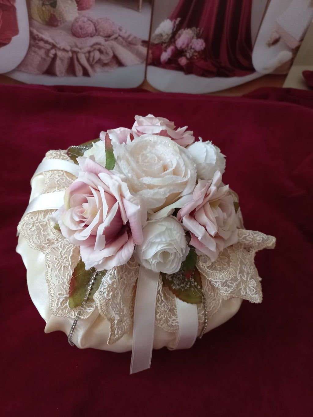 BON BON PROFUMATO REALIZZATO CON FIORI ARTICIALI ARRICCHITO CON PIZZO CON STRASS E CON QUATTRO FILE DI STRASS CHE SCENDONO