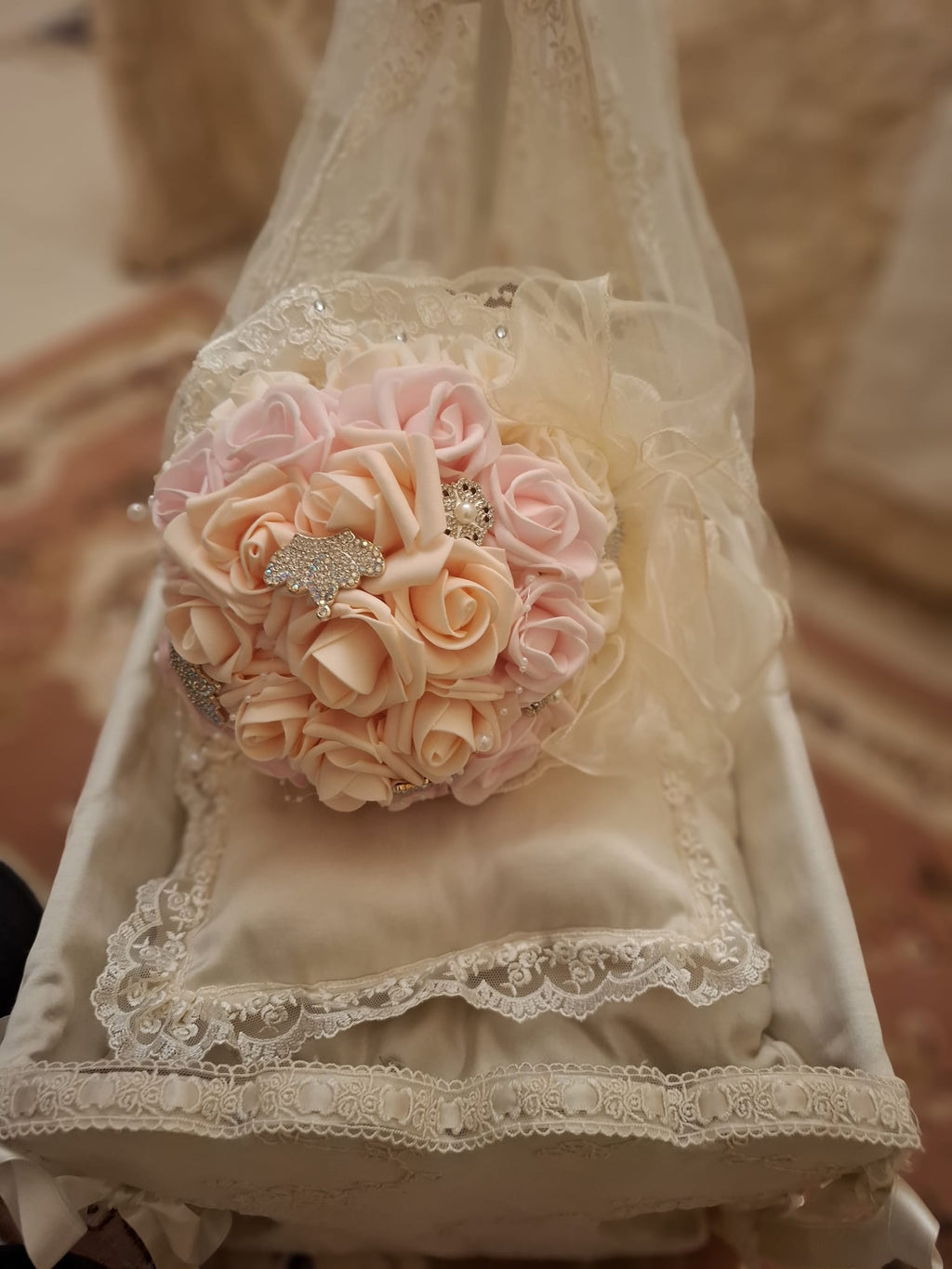 Bouquet Sposa Elegante con rose in Lattice e Perle-Fatto a Mano