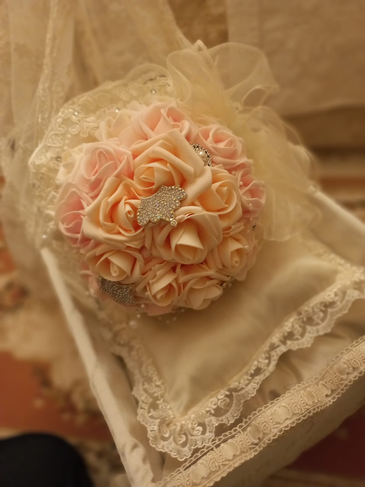 Bouquet Sposa Elegante con rose in Lattice e Perle-Fatto a Mano