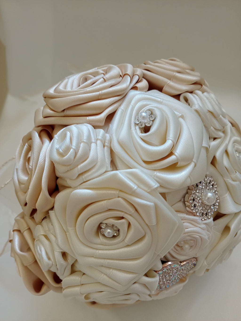 Bouquet Sposa Bicolore Avorio Chiaro e Scuro – Rose Fatte a Mano, Personalizzabile