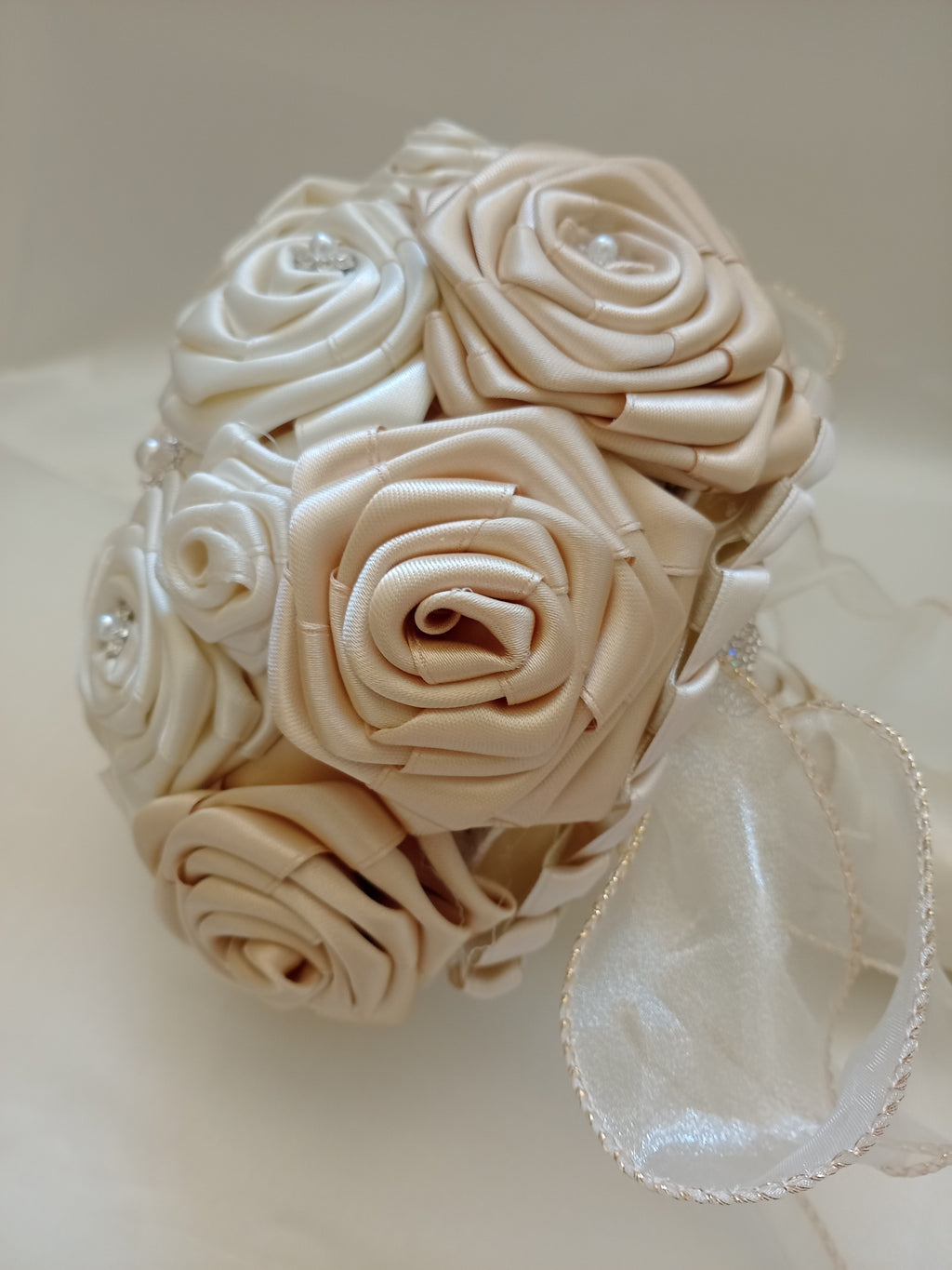 Bouquet Sposa Bicolore Avorio Chiaro e Scuro – Rose Fatte a Mano, Personalizzabile