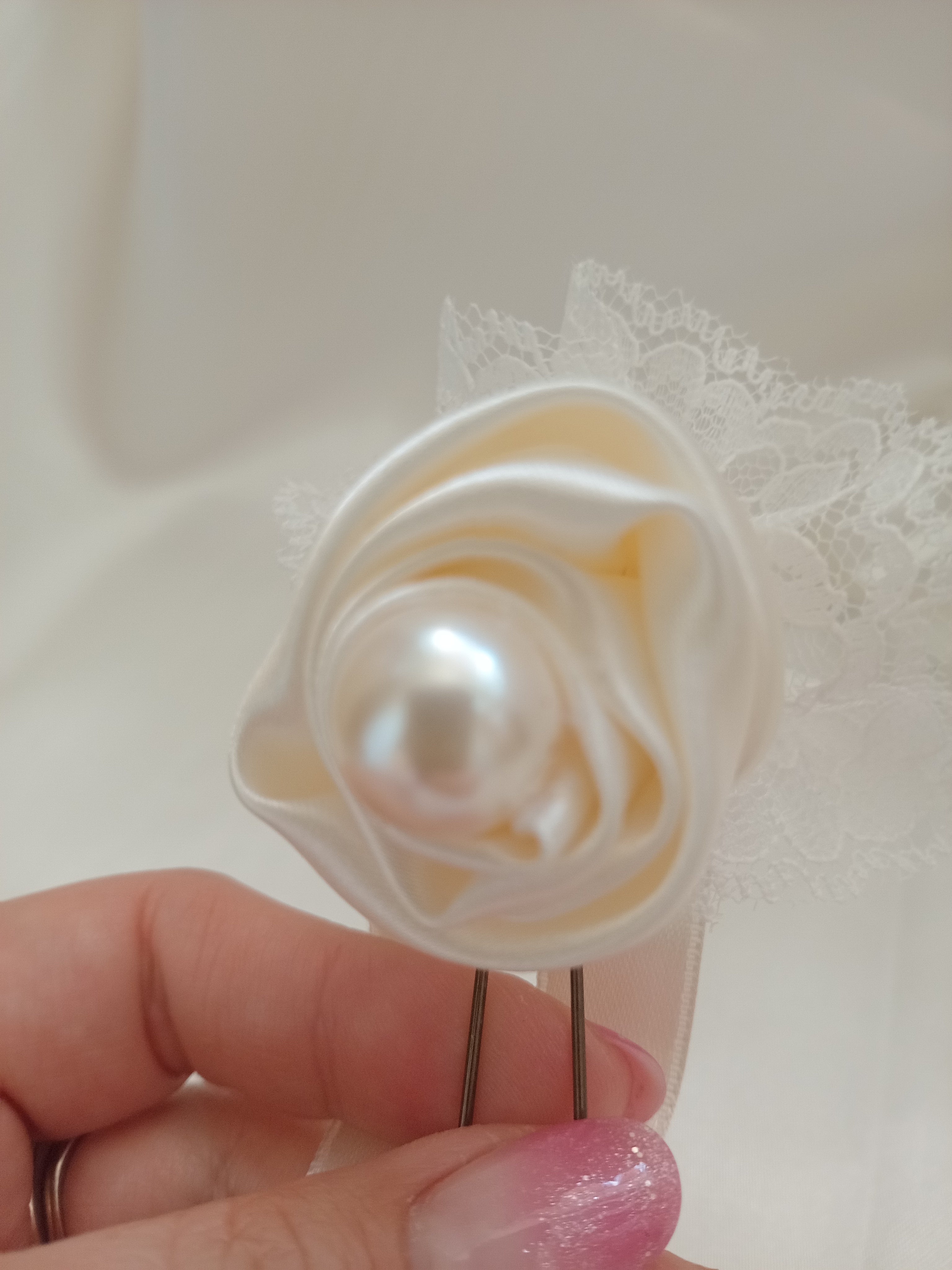 Bocciolo di Rosa per Capelli con Perla e Pizzo – Accessorio Sposa Fatto a Mano
