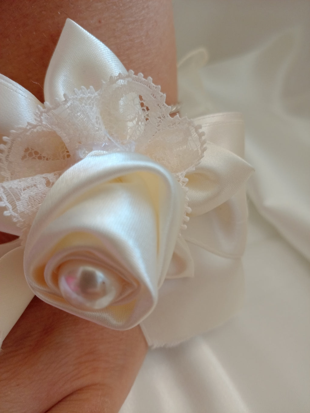 Bracciale Cerimonia con Bocciolo e Pizzo – Accessorio Sposa Fatto a Mano