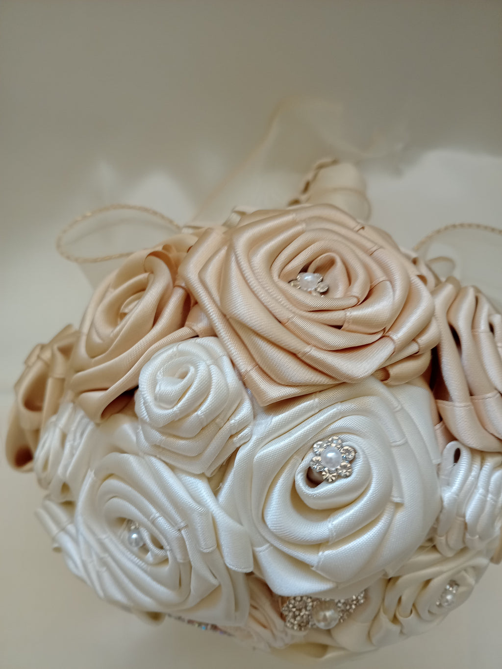 Bouquet Sposa Bicolore Avorio Chiaro e Scuro – Rose Fatte a Mano, Personalizzabile