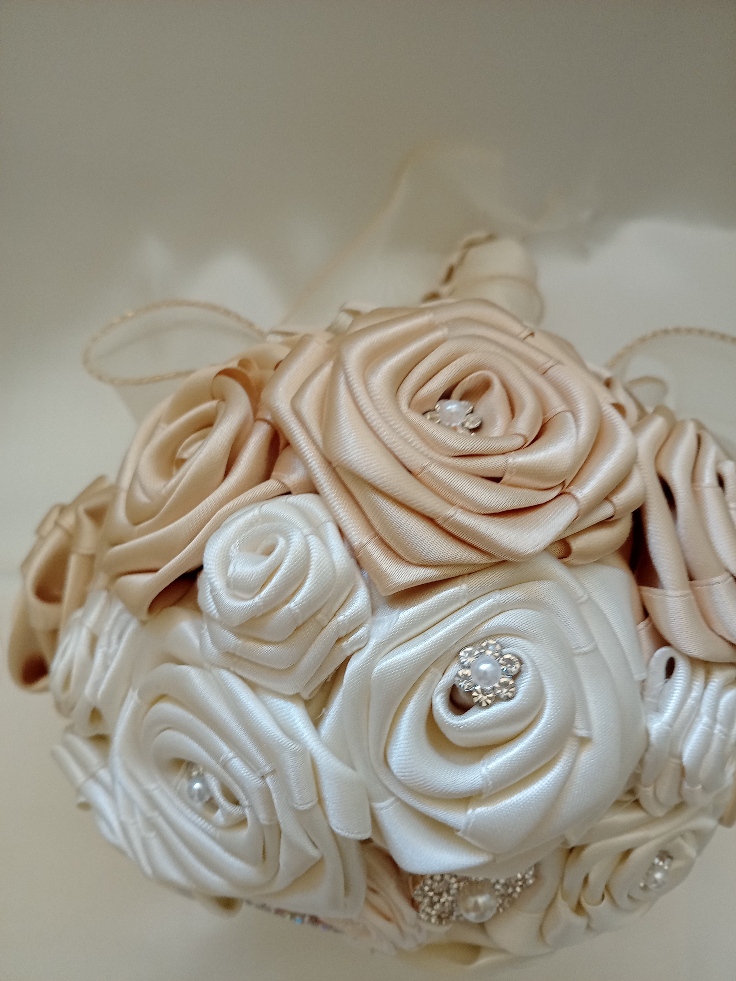 Bouquet Sposa Bicolore Avorio Chiaro e Scuro – Rose Fatte a Mano, Personalizzabile