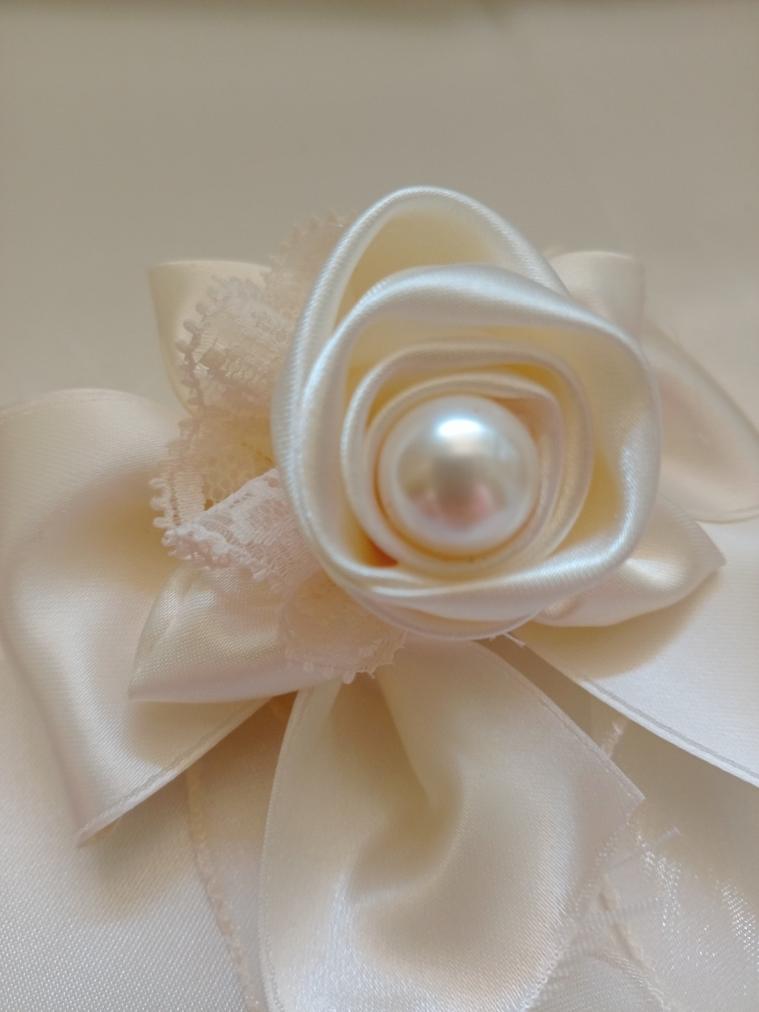 Bracciale Cerimonia con Bocciolo e Pizzo – Accessorio Sposa Fatto a Mano